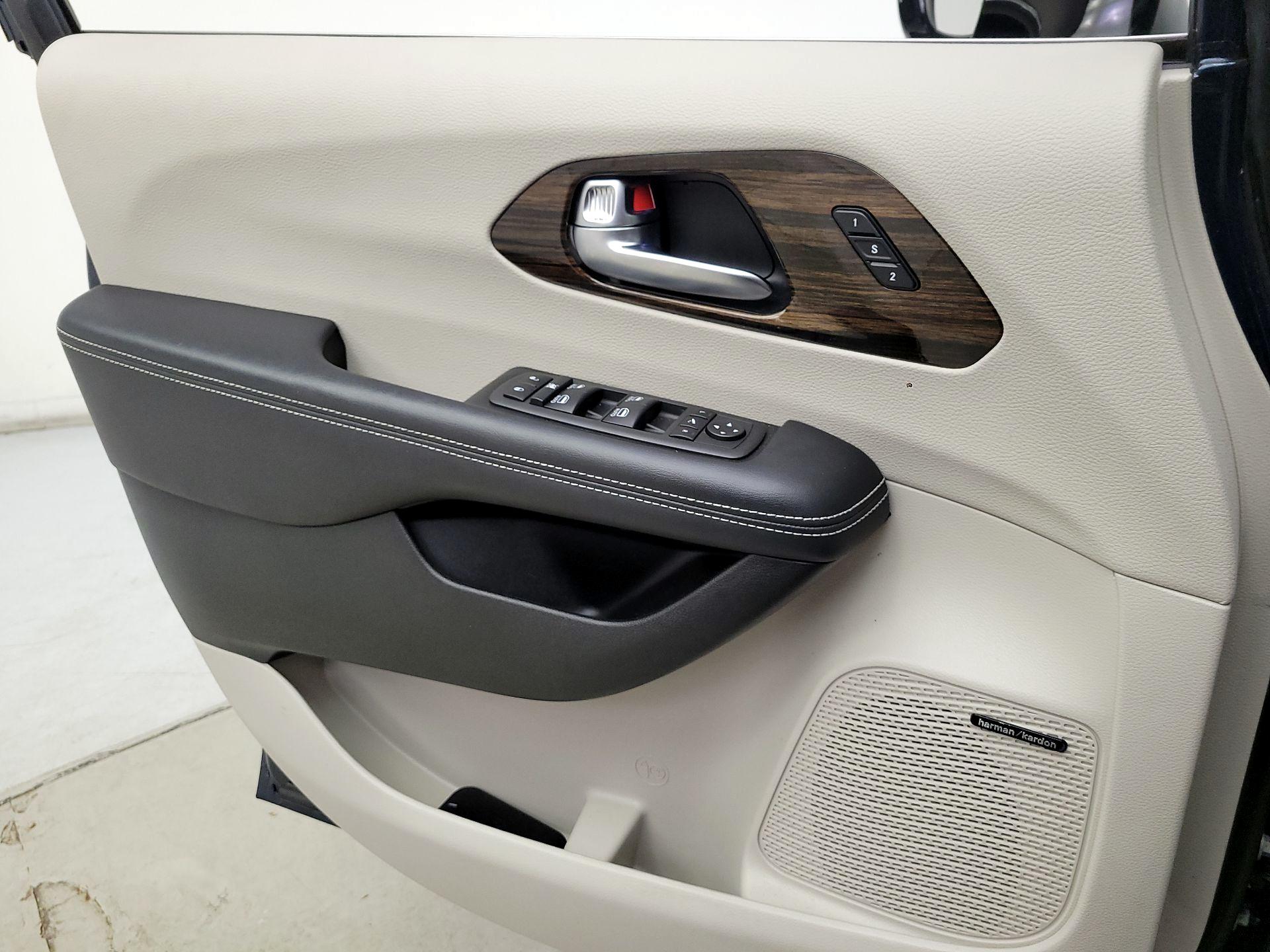 Thumbnail: 2023 Chrysler Pacifica - 12