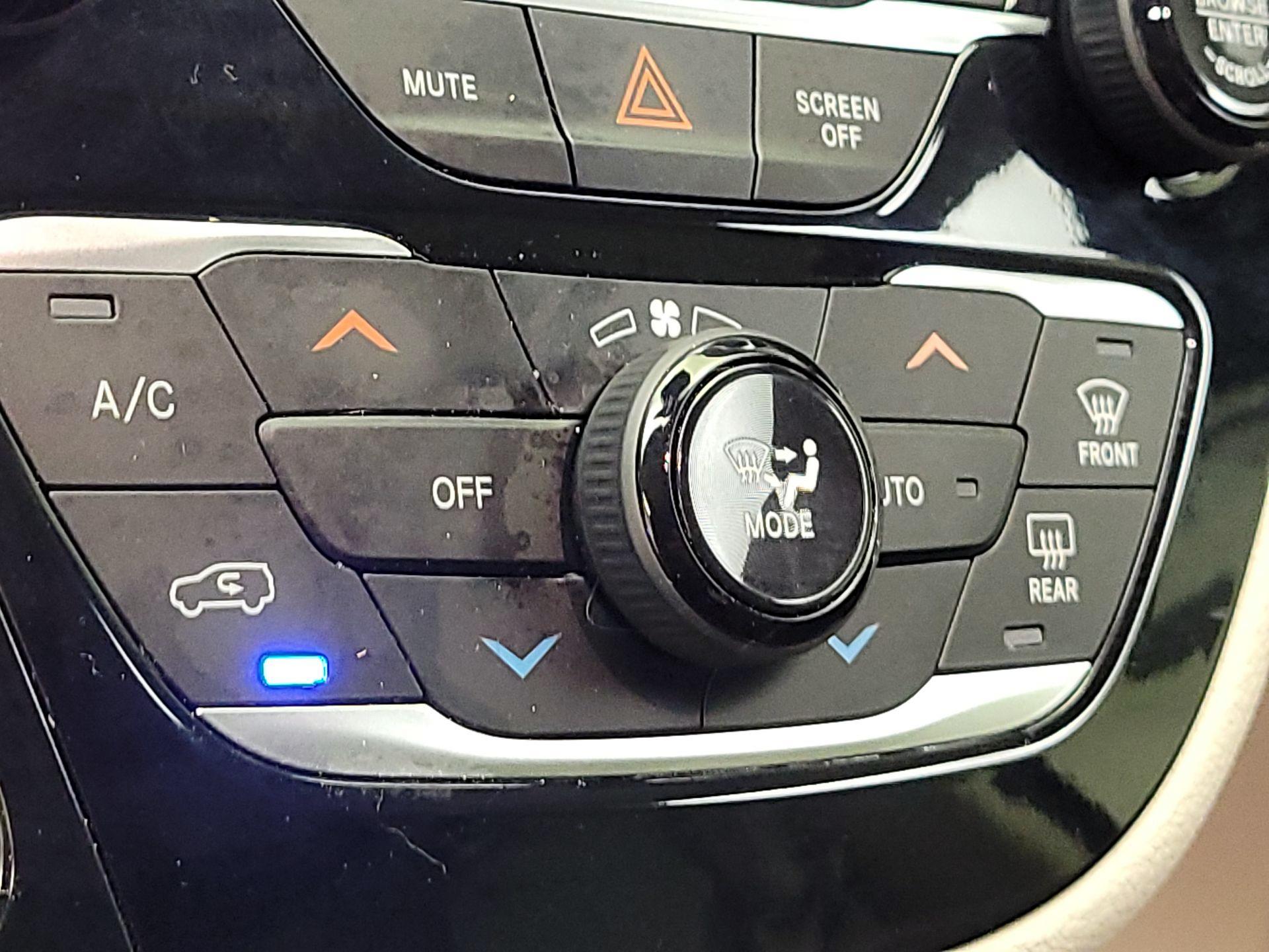 Thumbnail: 2023 Chrysler Pacifica - 17