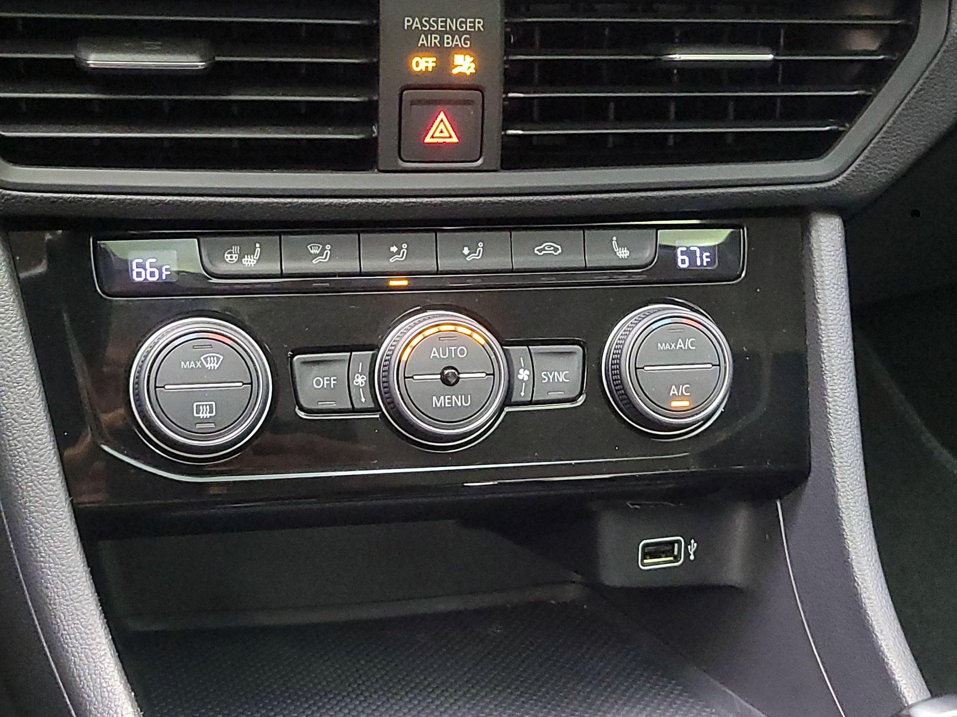 Thumbnail: 2019 Volkswagen Jetta - 16