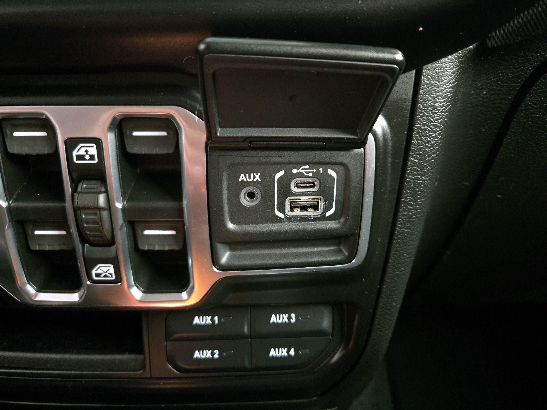 Thumbnail: 2021 Jeep Gladiator - 18