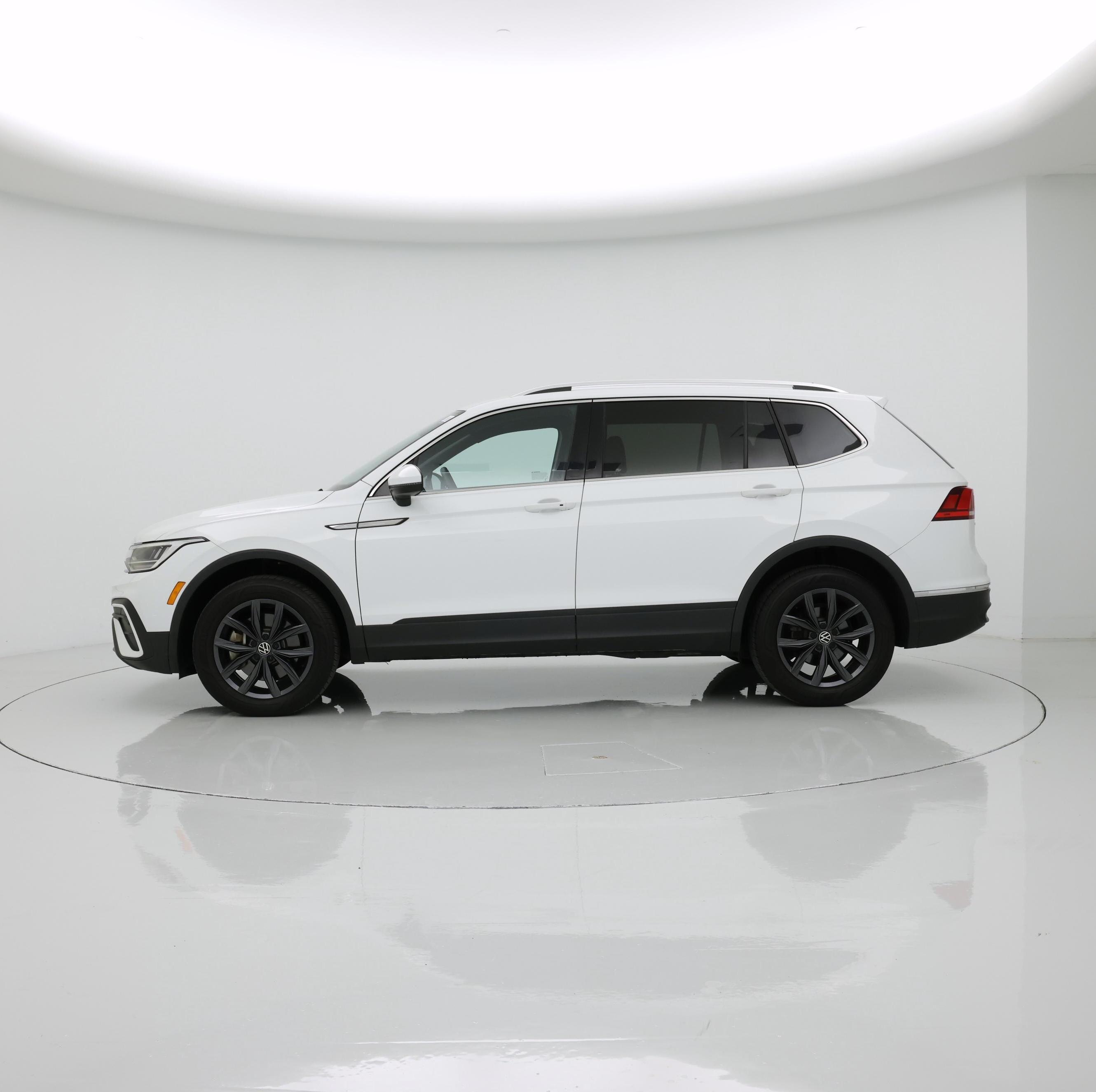 Thumbnail: 2022 Volkswagen Tiguan - 3