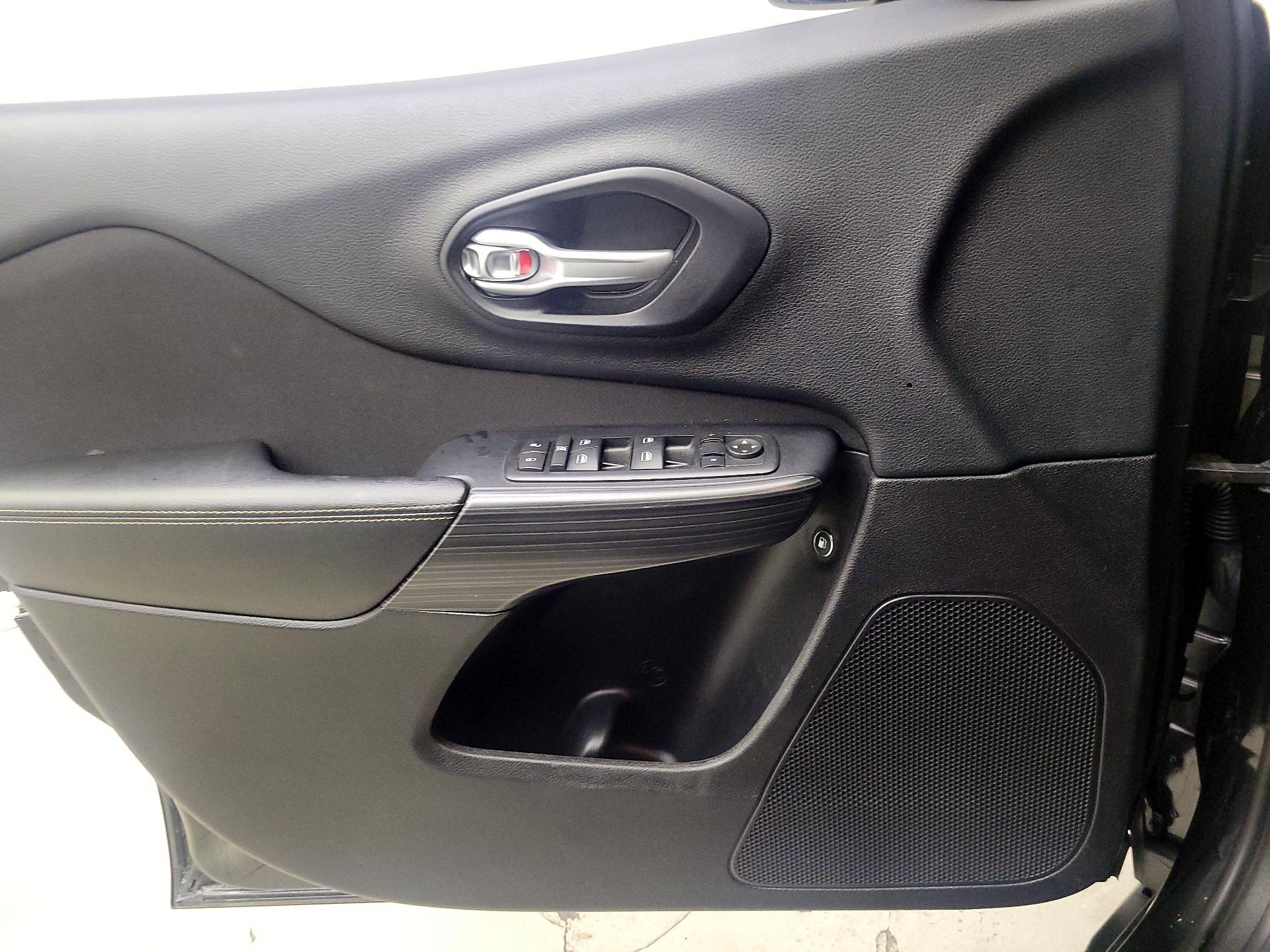 Thumbnail: 2016 Jeep Cherokee - 12