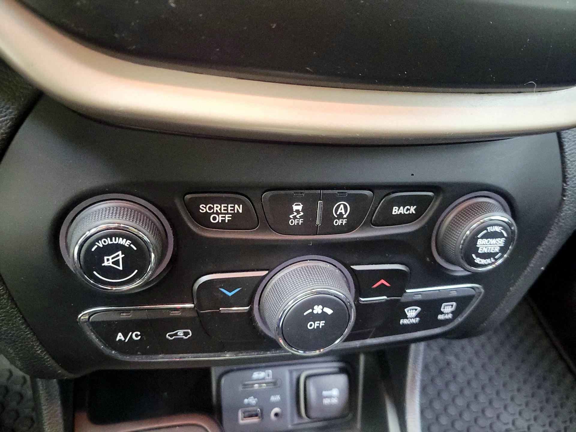 Thumbnail: 2016 Jeep Cherokee - 16