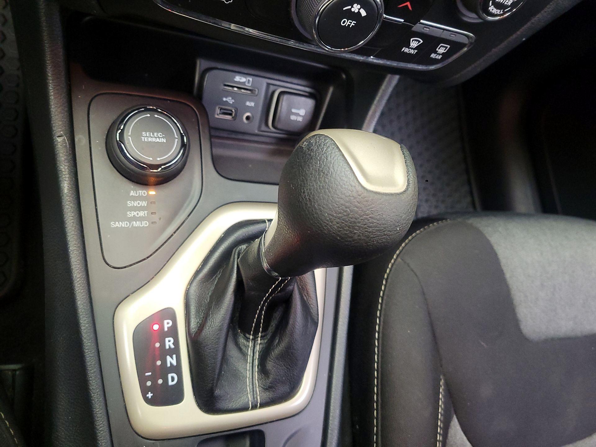 Thumbnail: 2016 Jeep Cherokee - 17