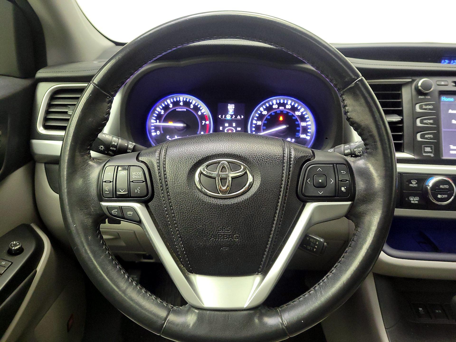 Thumbnail: 2015 Toyota Highlander - 10