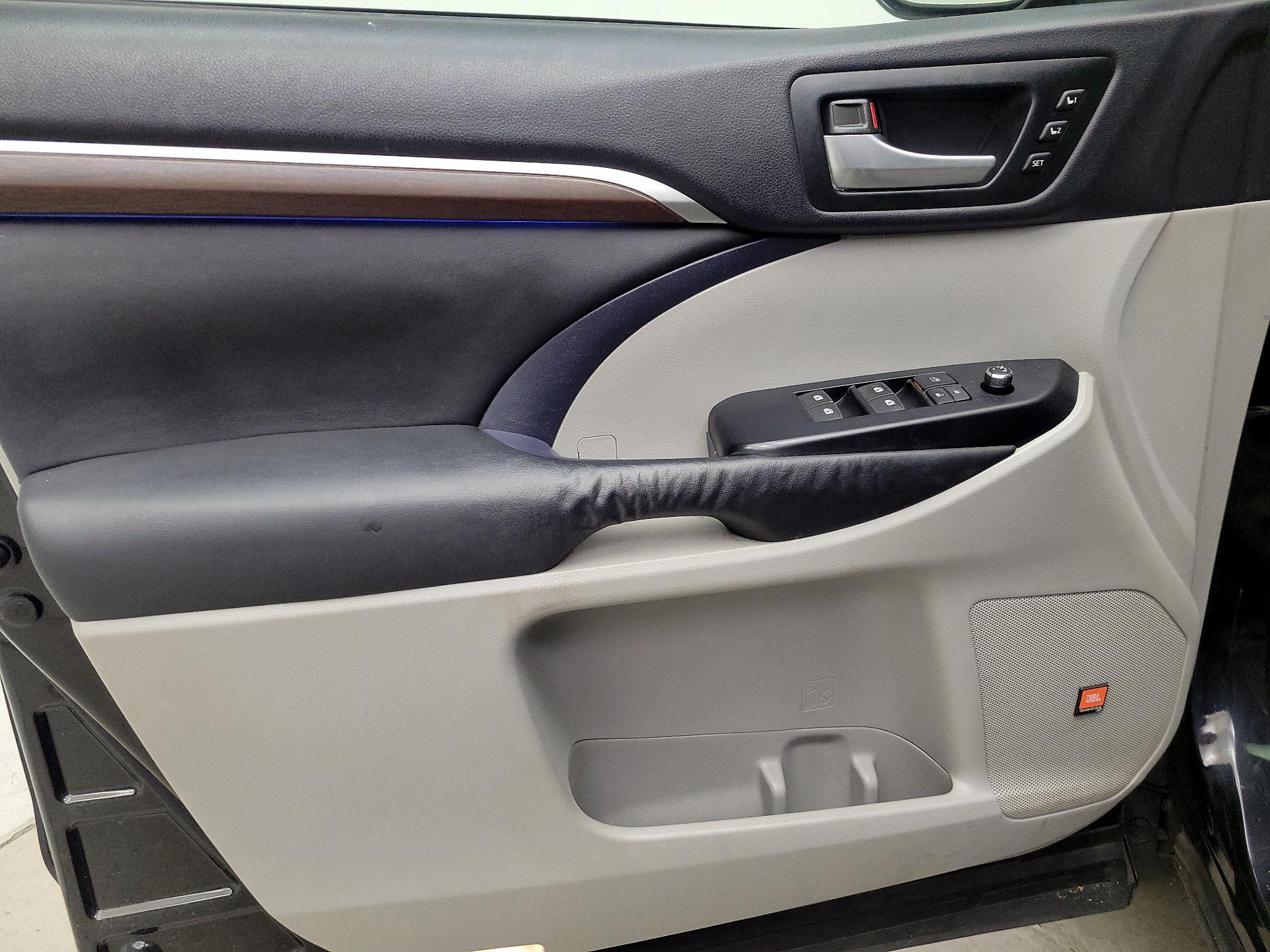 Thumbnail: 2015 Toyota Highlander - 12