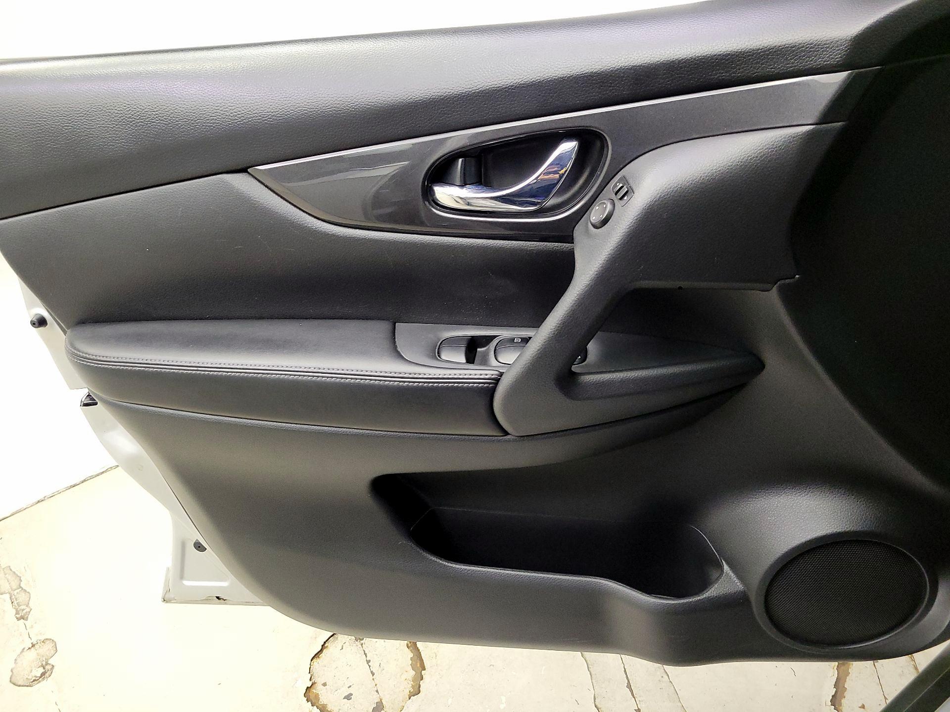 Thumbnail: 2017 Nissan Rogue - 12