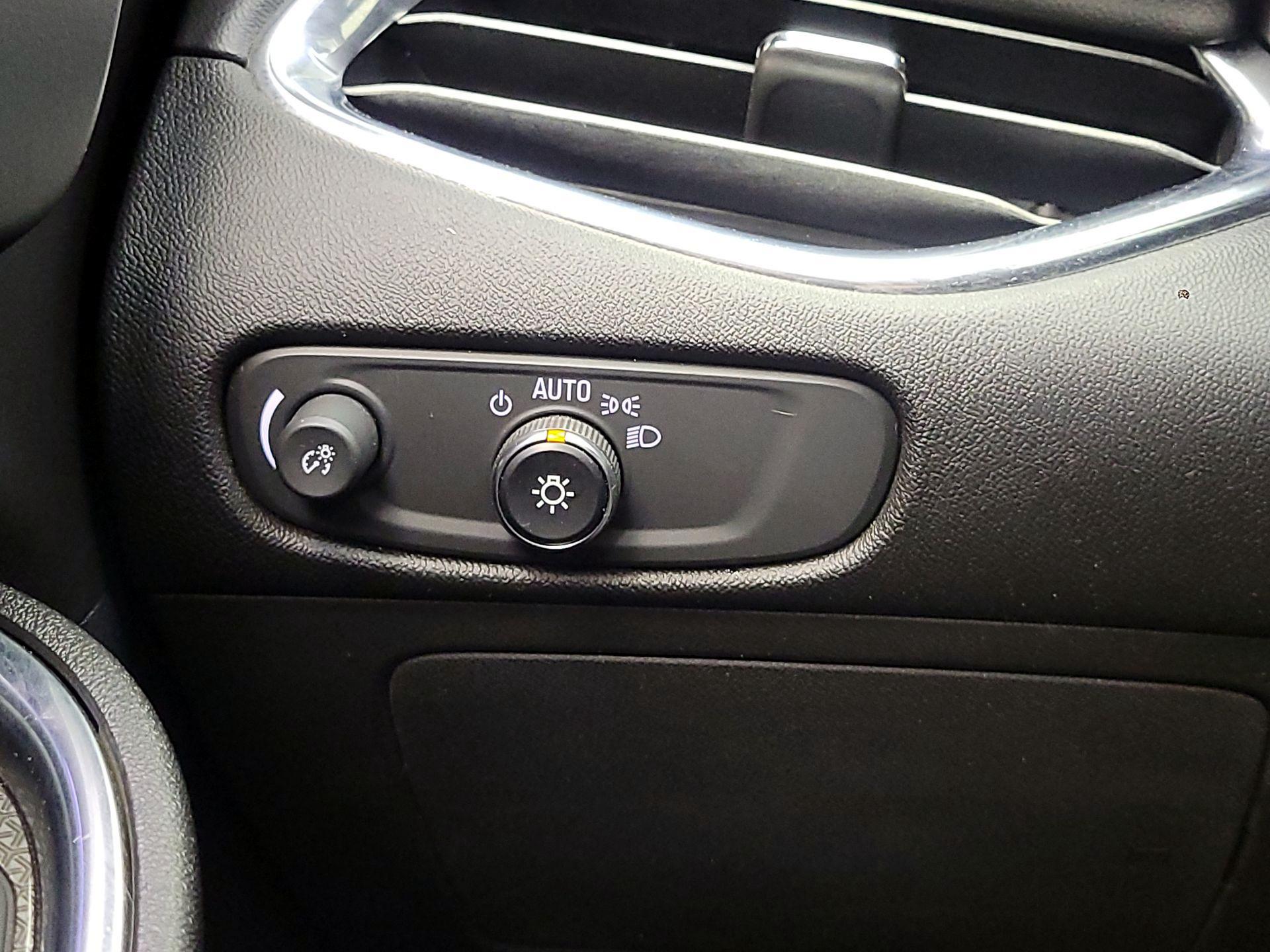 Thumbnail: 2018 Chevrolet Malibu - 13