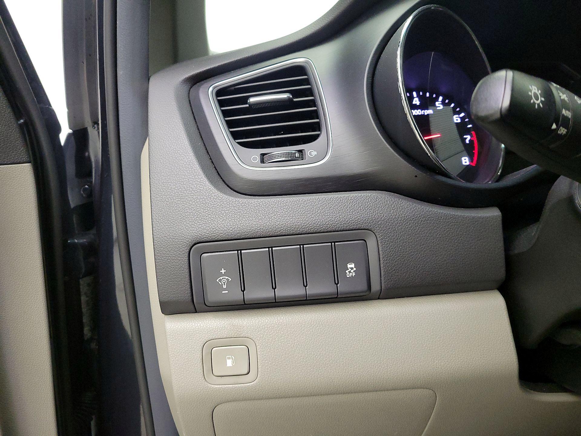 Thumbnail: 2017 Kia Sedona - 13