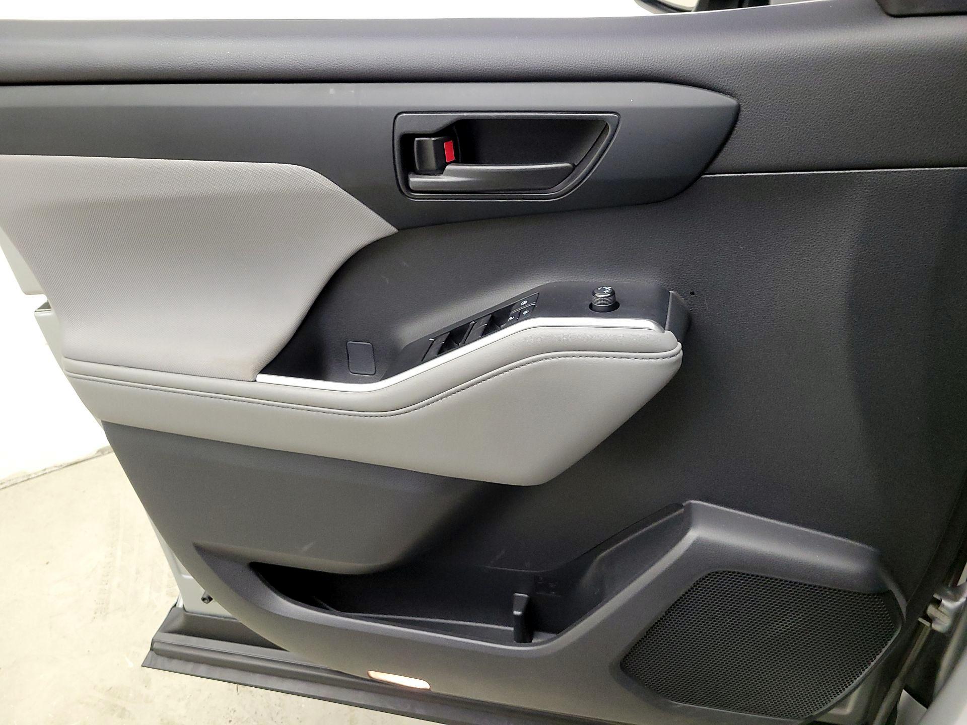 Thumbnail: 2022 Toyota Highlander - 12