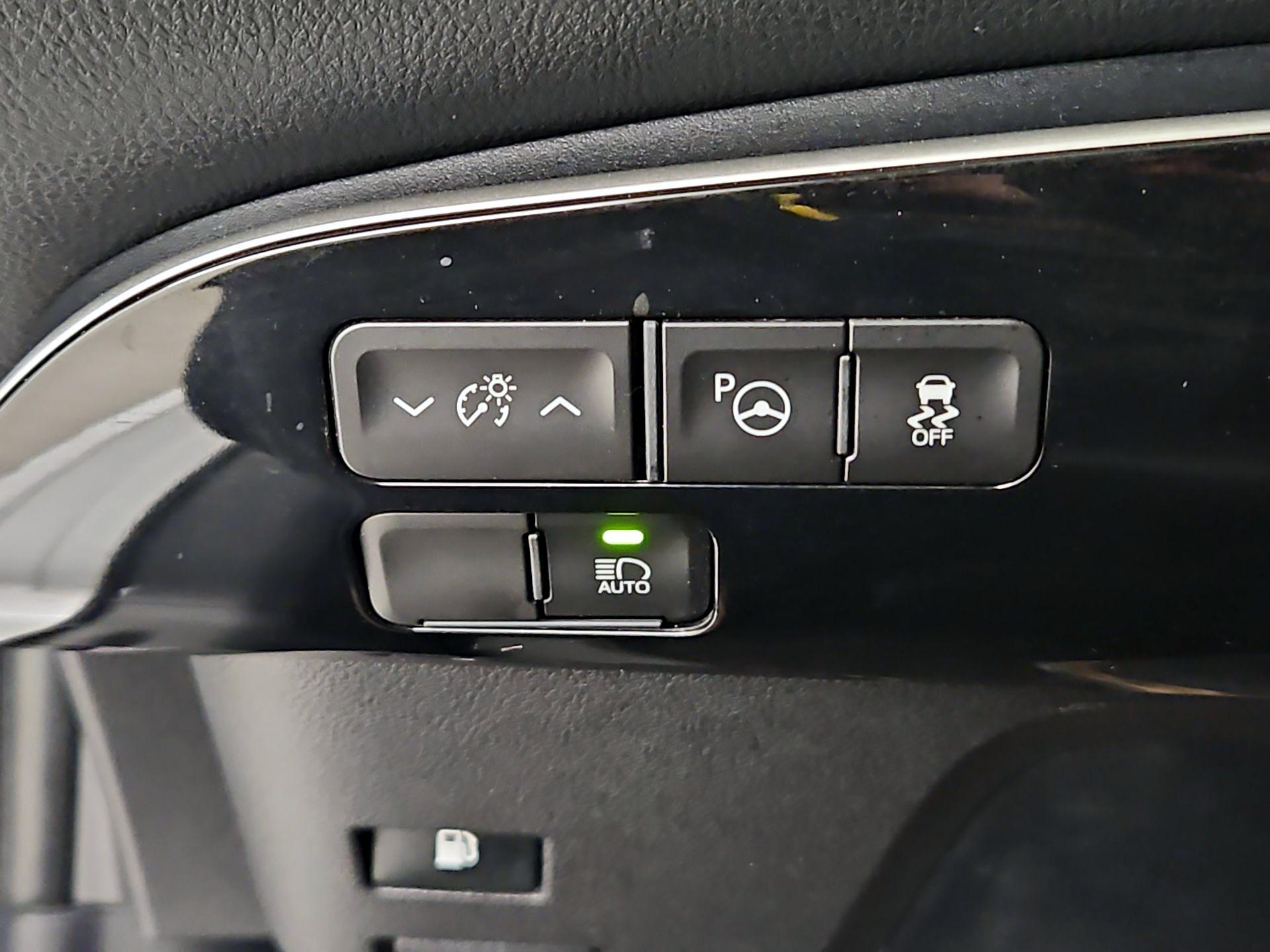 Thumbnail: 2022 Toyota Prius - 13