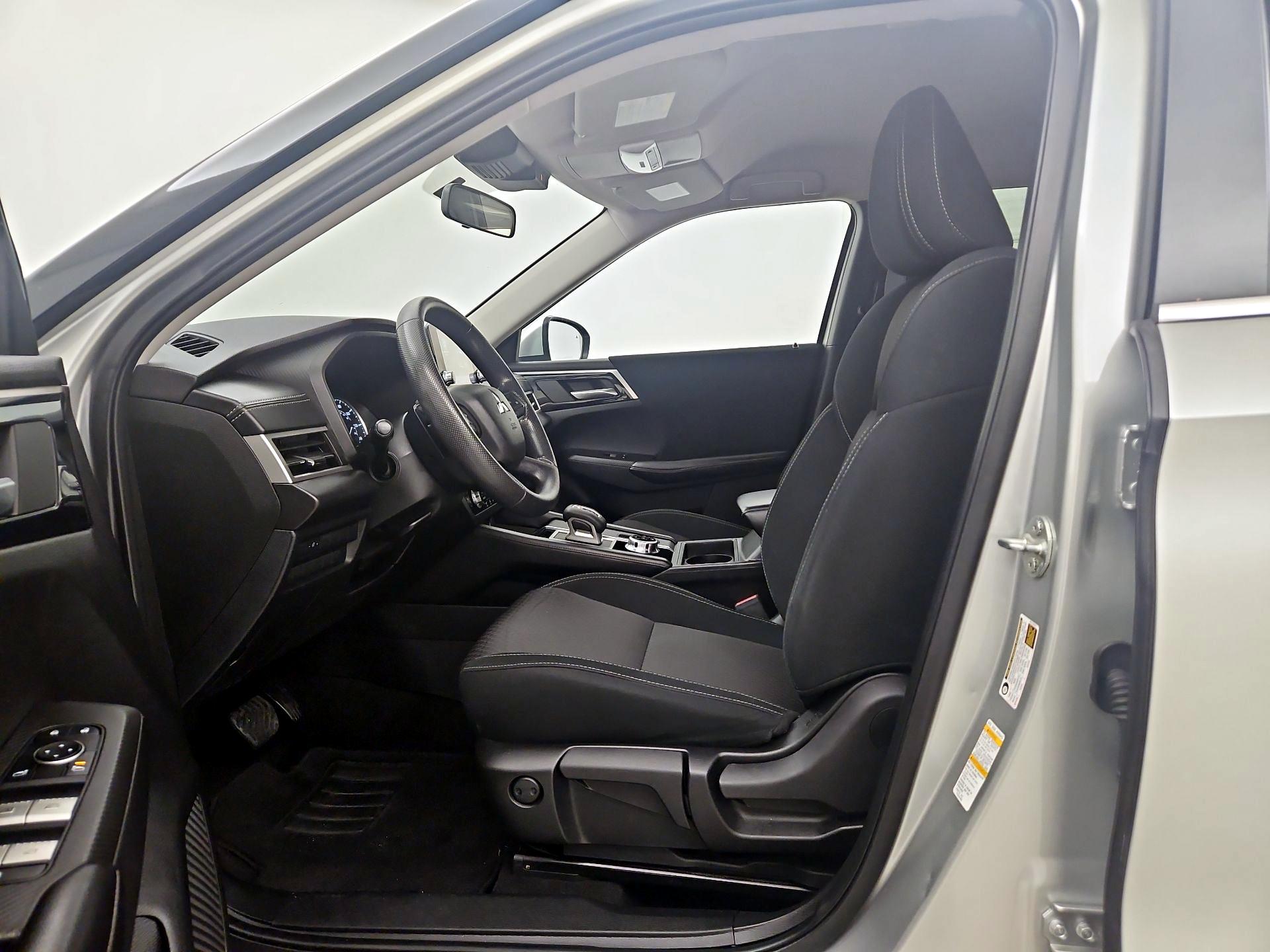 Thumbnail: 2022 Mitsubishi Outlander - 11