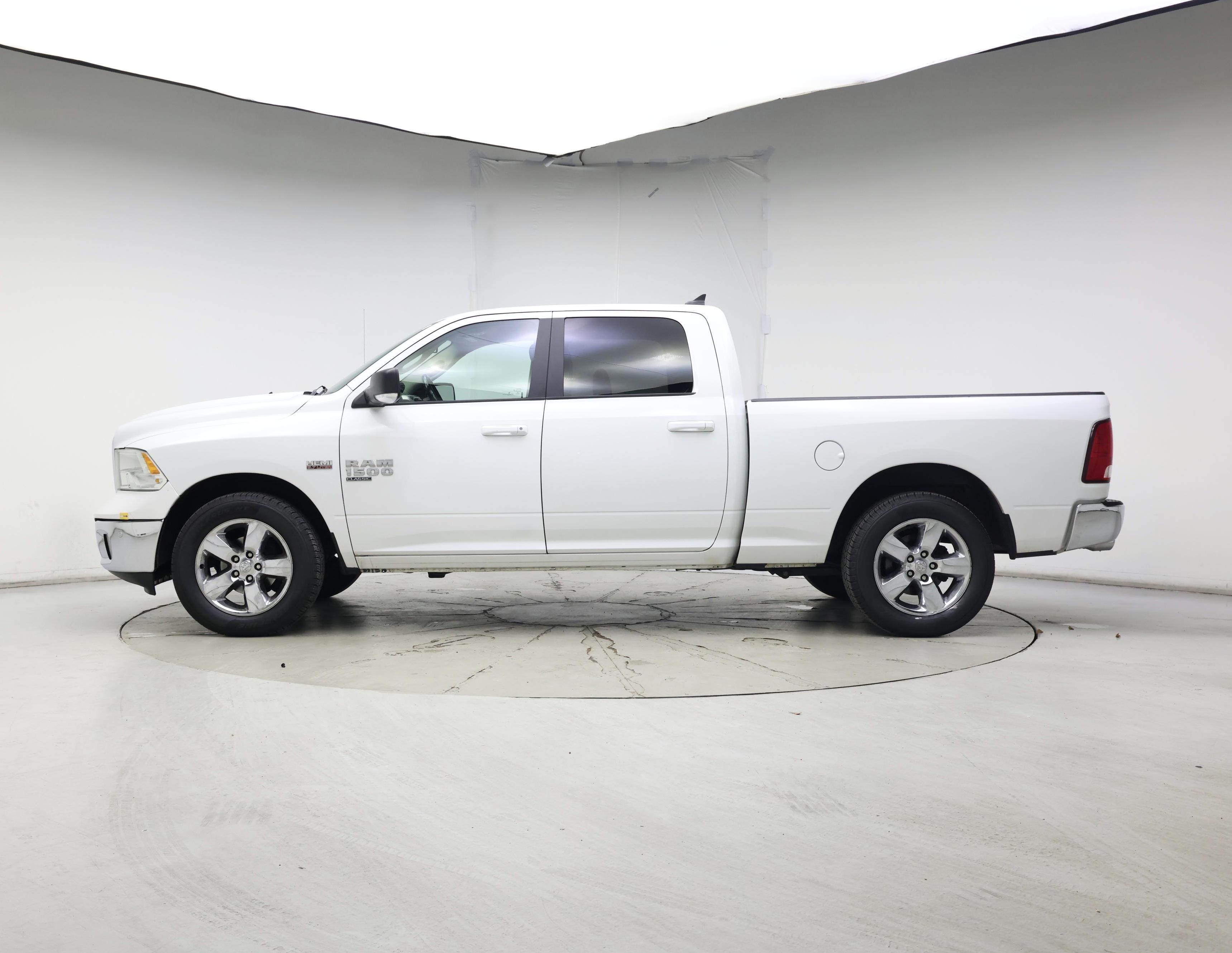 Thumbnail: 2019 RAM 1500 Classic - 3