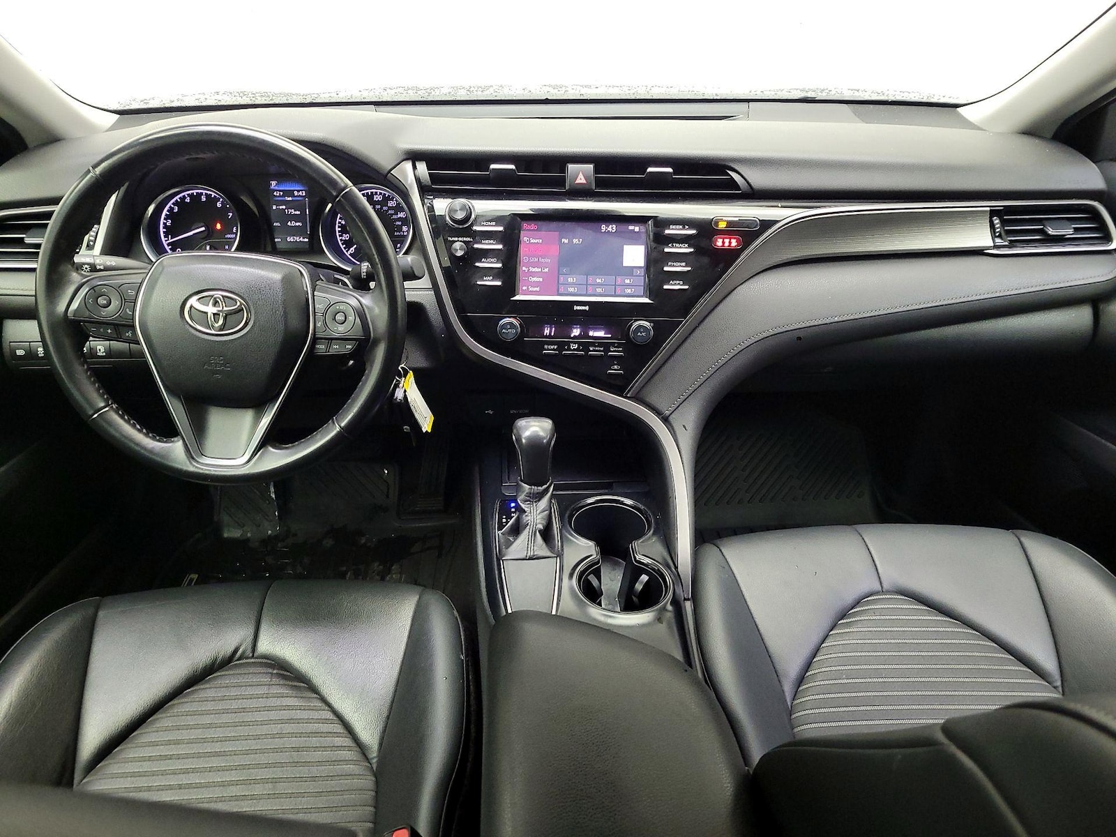 2020 Toyota Camry SE - Photo 10