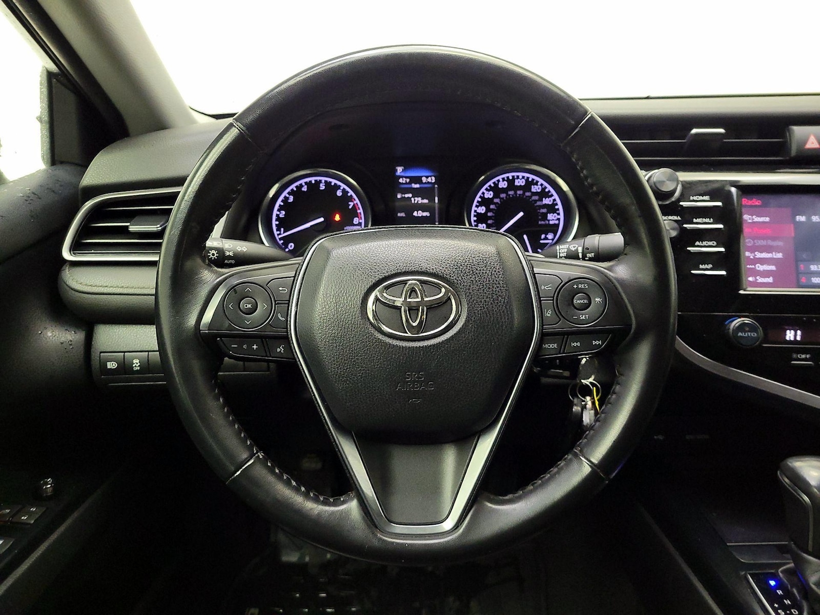 2020 Toyota Camry SE - Photo 11