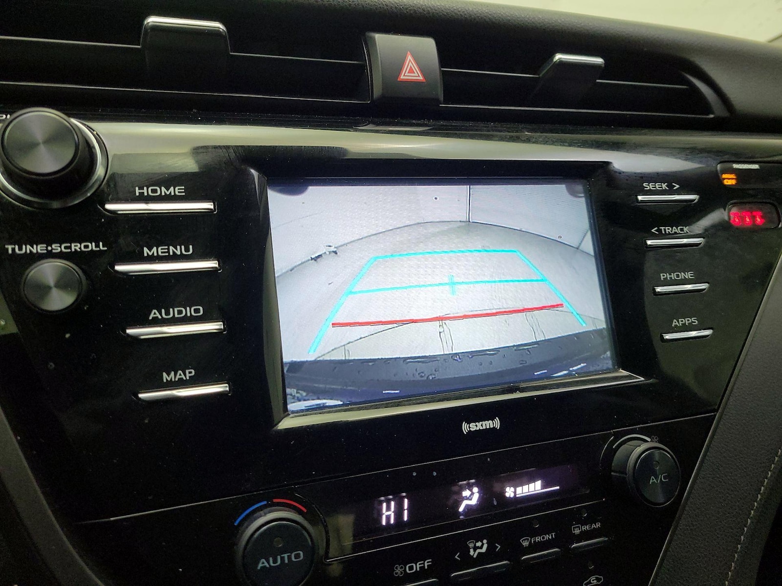 2020 Toyota Camry SE - Photo 15