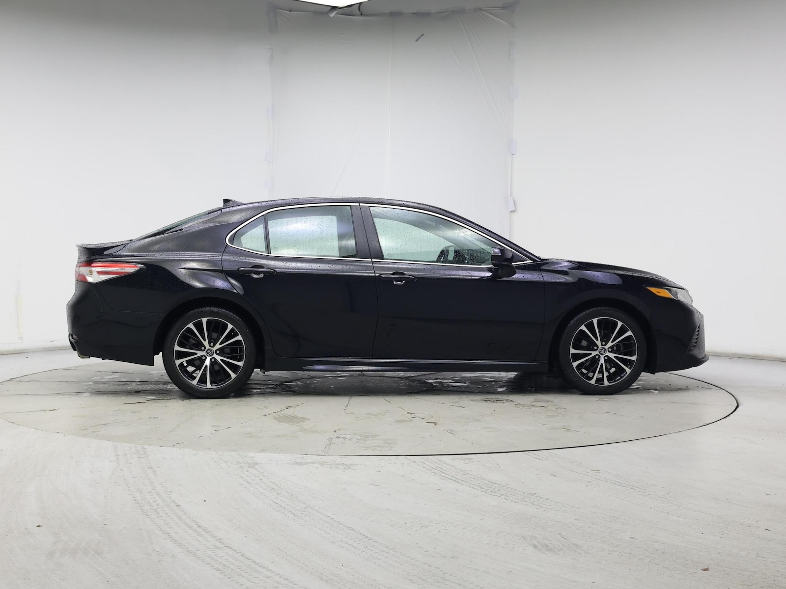 2020 Toyota Camry SE - Photo 8