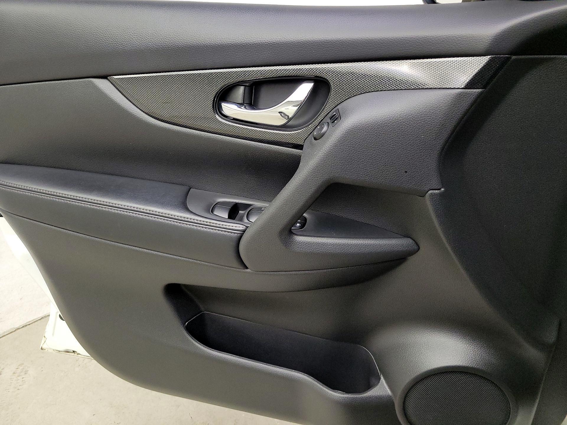 Thumbnail: 2016 Nissan Rogue - 12