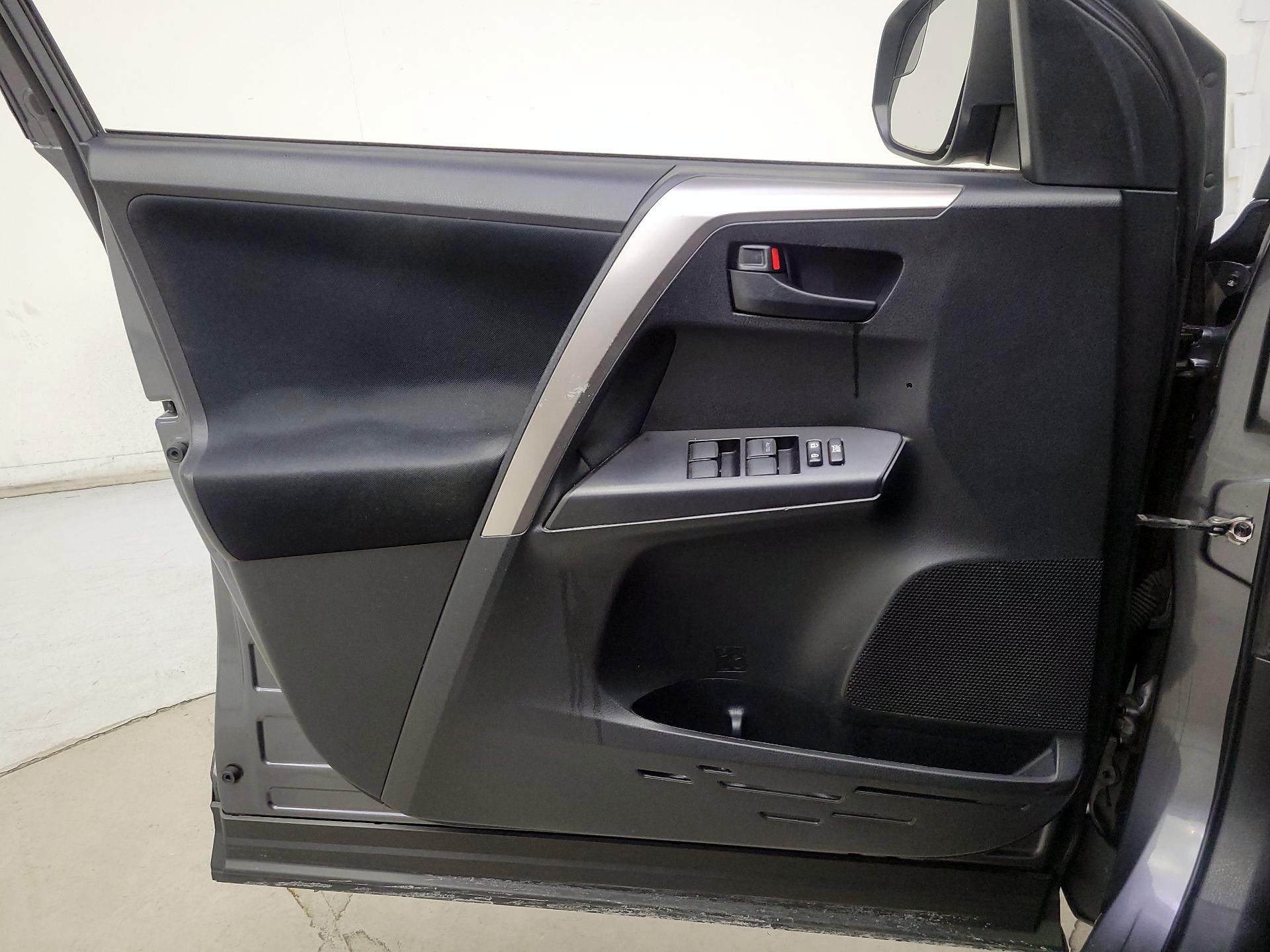 Thumbnail: 2016 Toyota RAV4 - 12