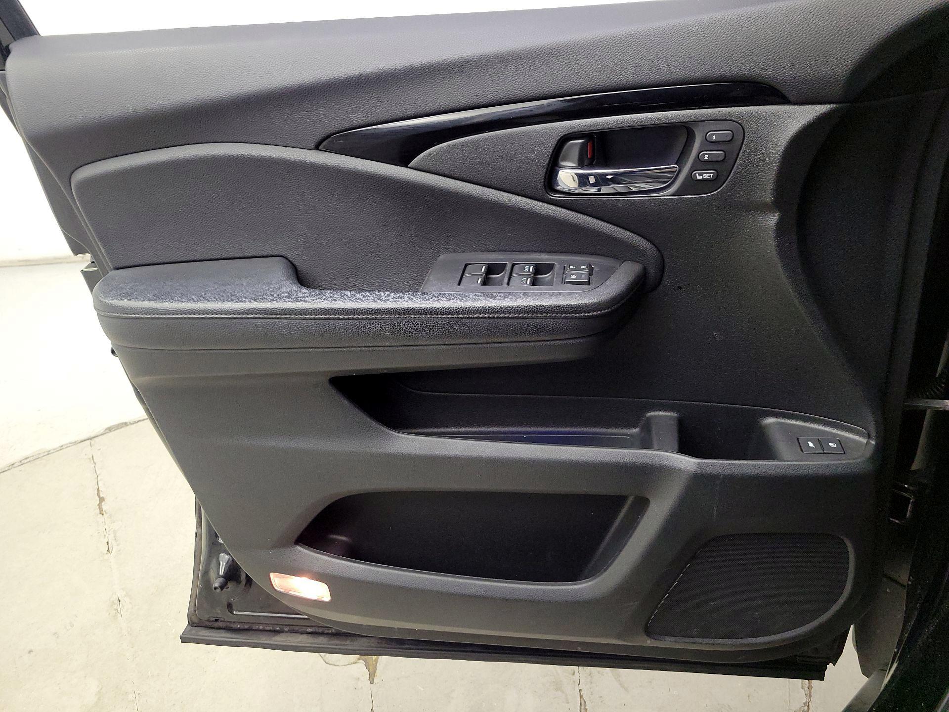 Thumbnail: 2019 Honda Pilot - 12