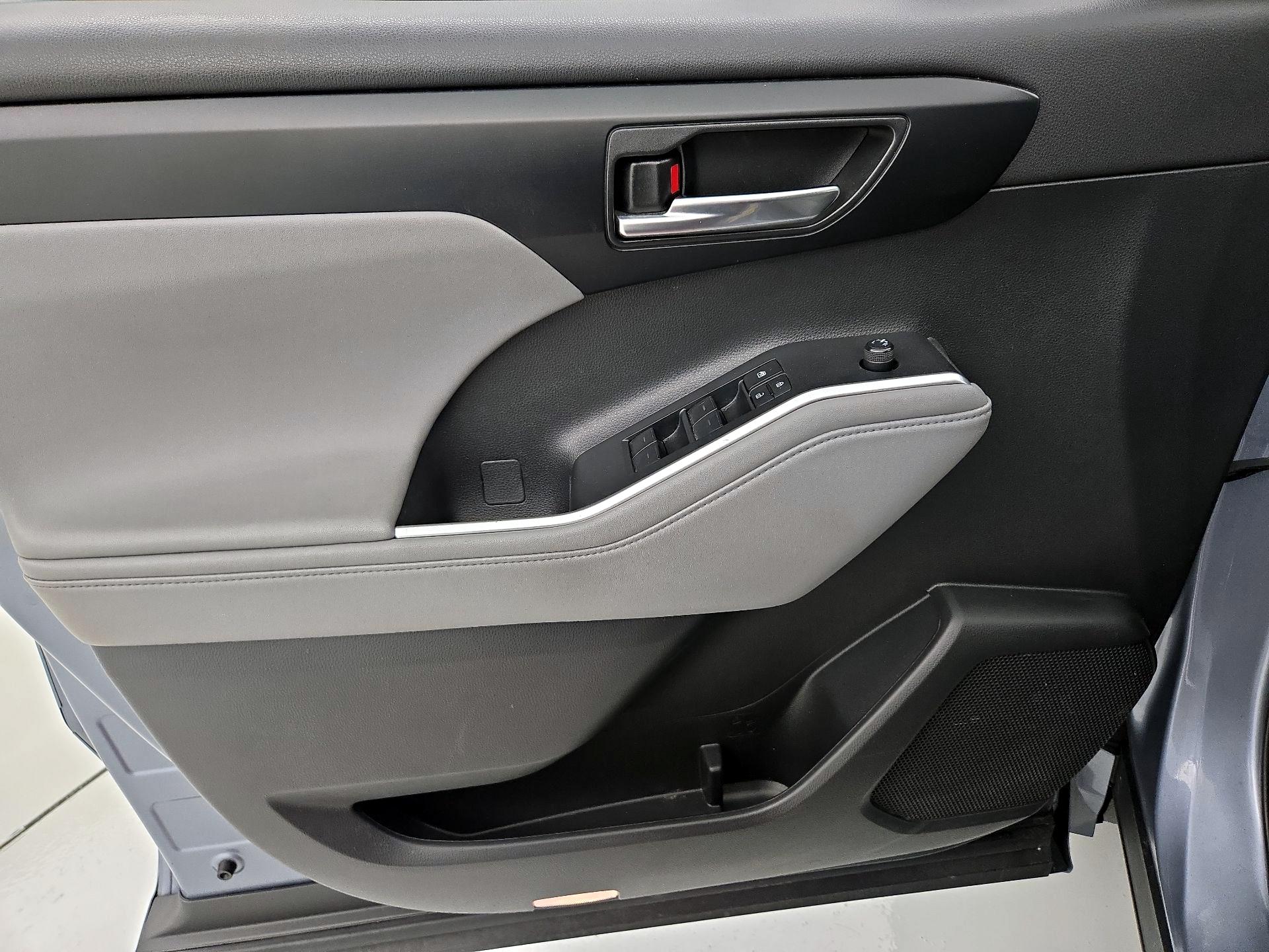 Thumbnail: 2022 Toyota Highlander - 12