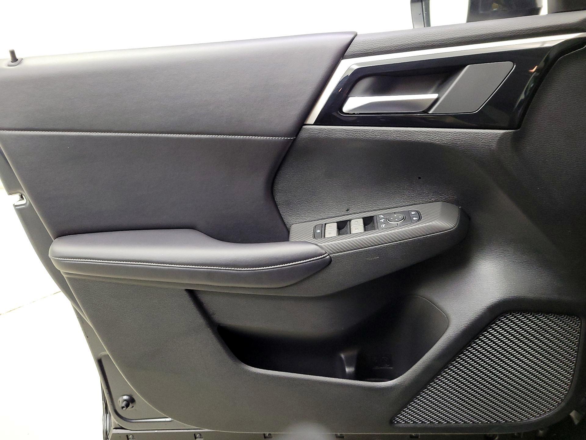 Thumbnail: 2024 Mitsubishi Outlander - 12