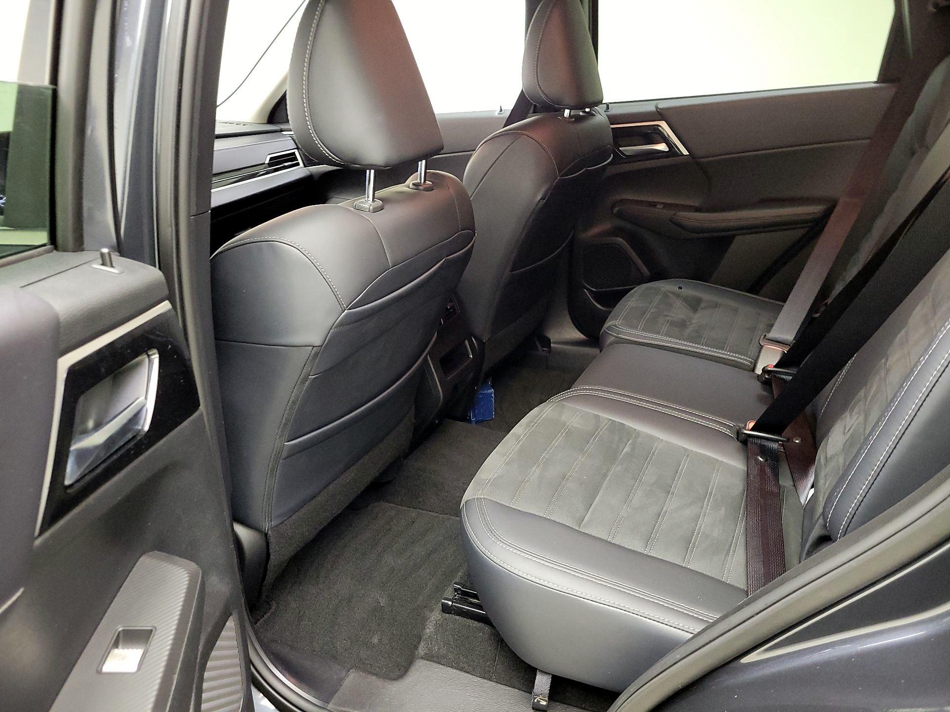 Thumbnail: 2024 Mitsubishi Outlander - 19