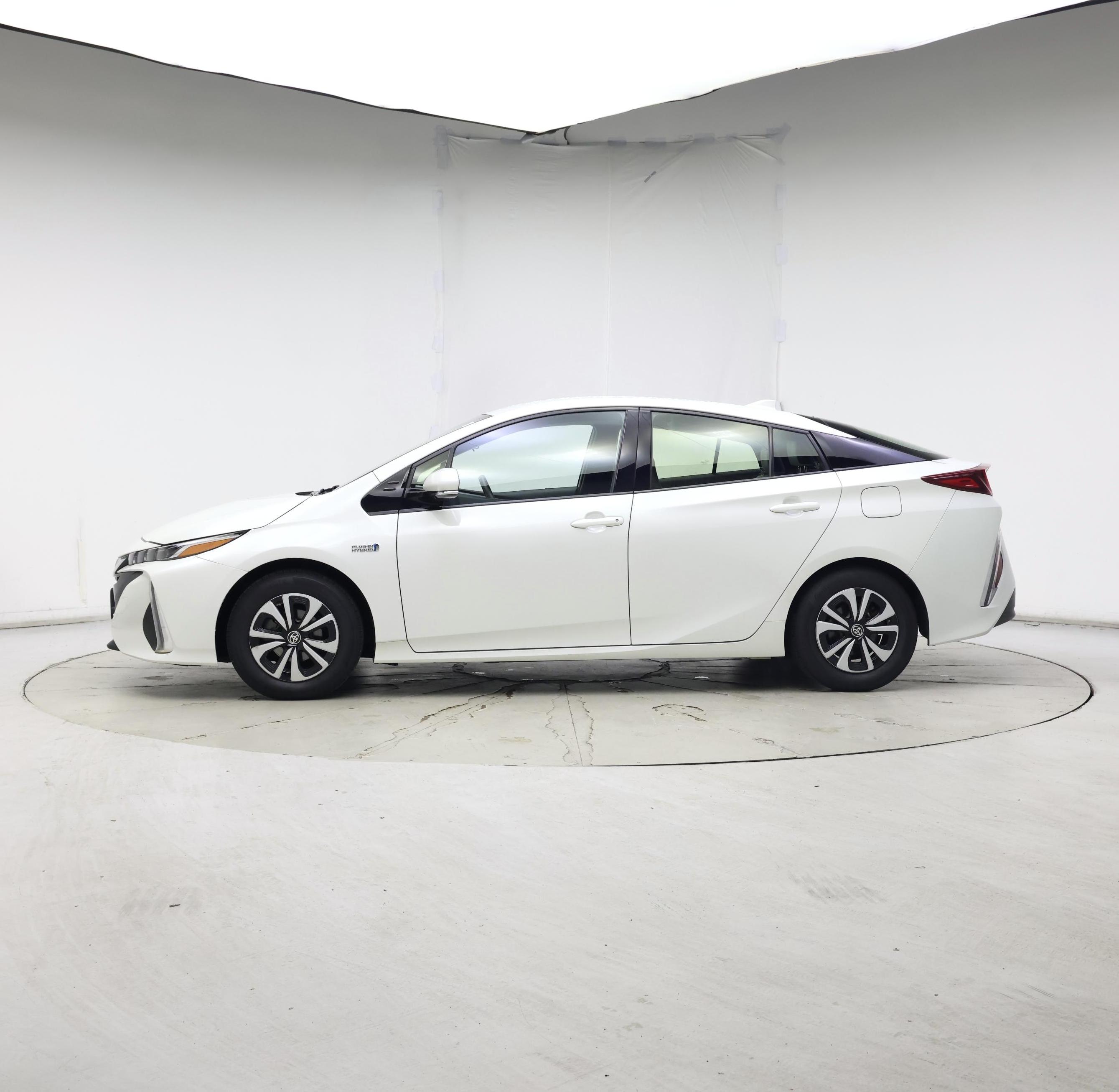 Thumbnail: 2017 Toyota Prius Prime - 3