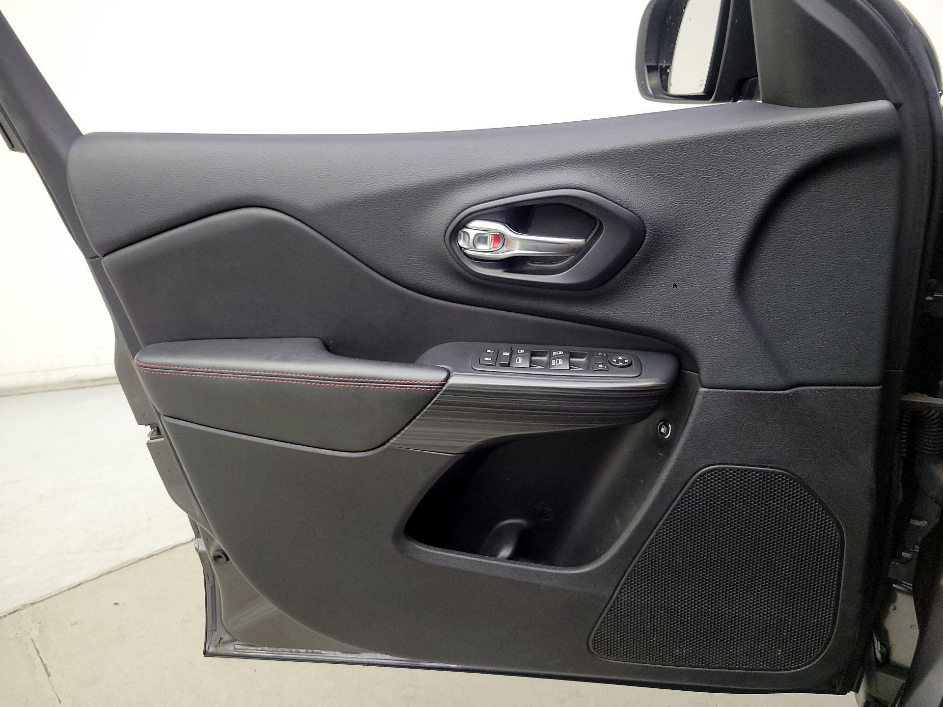 Thumbnail: 2015 Jeep Cherokee - 12