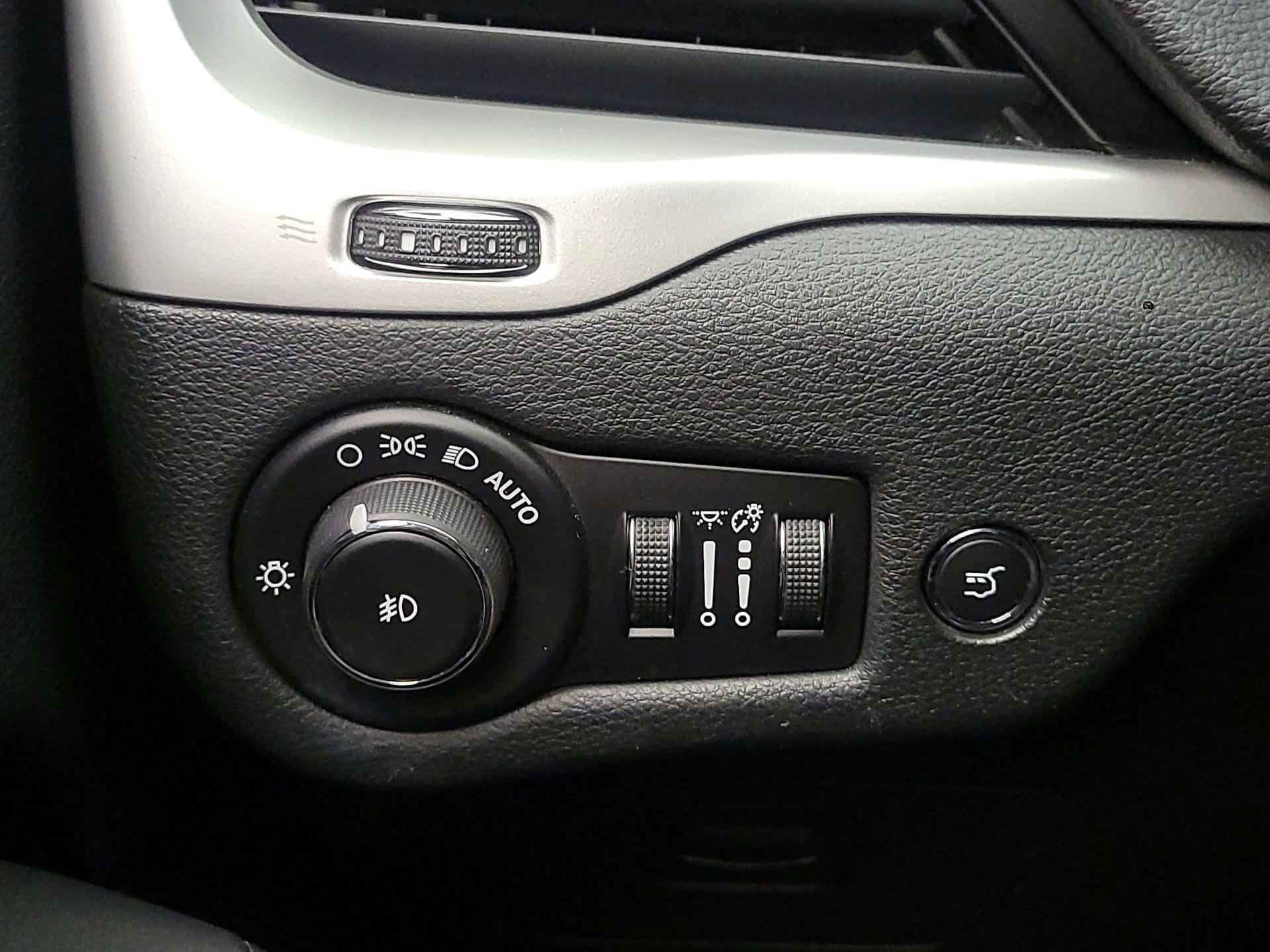 Thumbnail: 2015 Jeep Cherokee - 13