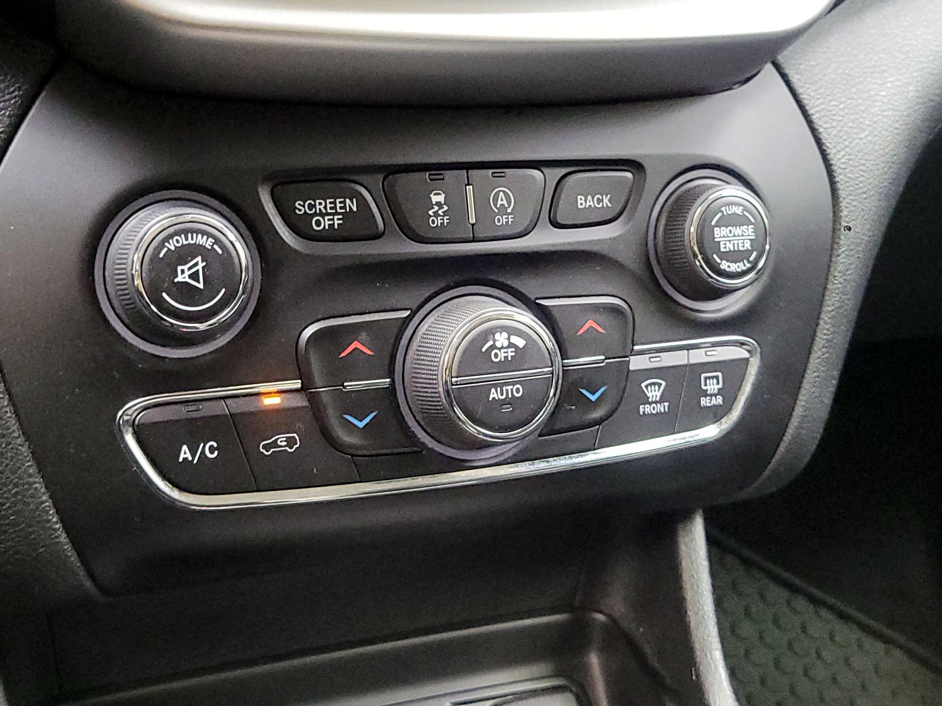 Thumbnail: 2015 Jeep Cherokee - 17