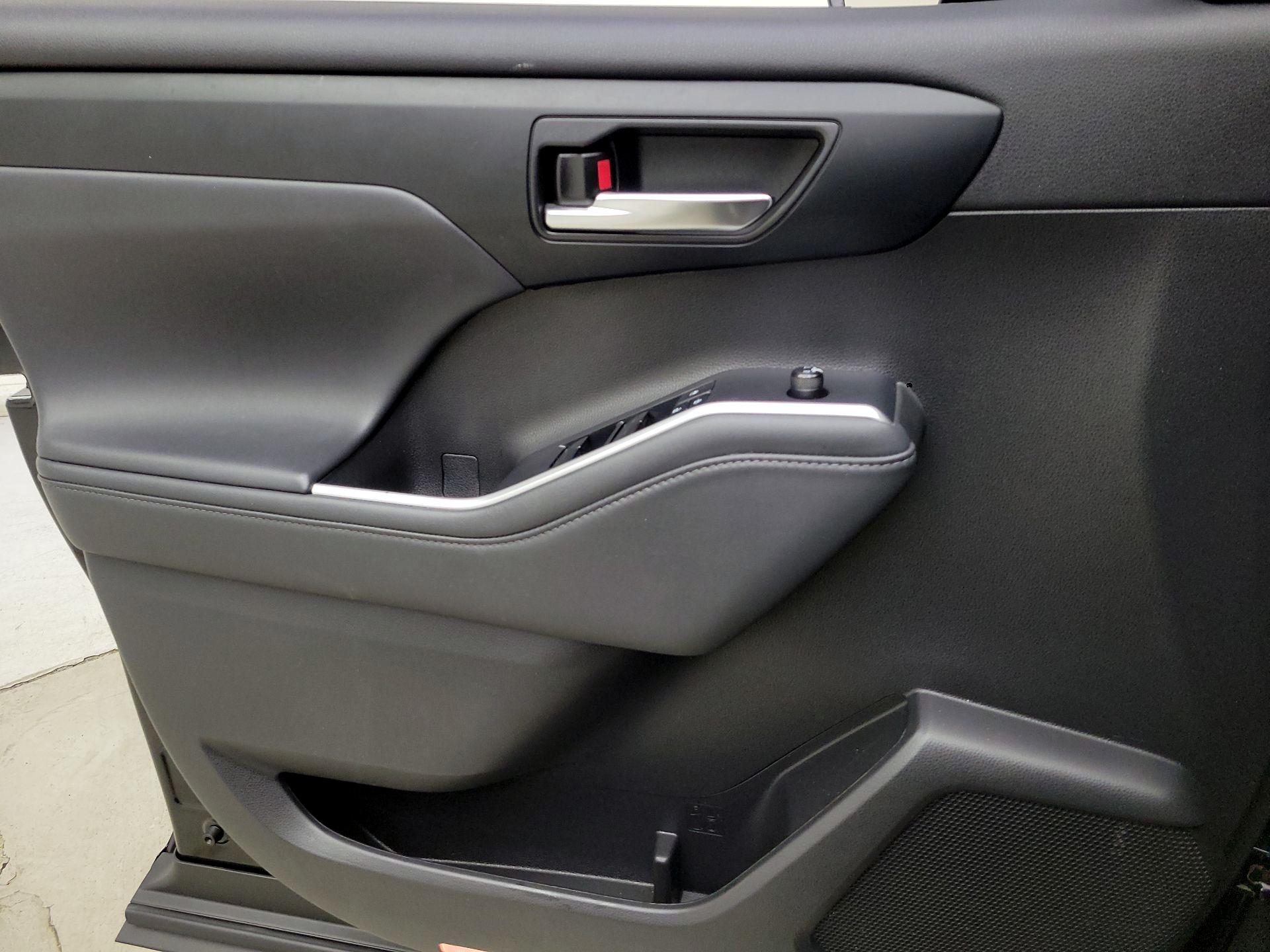 Thumbnail: 2022 Toyota Highlander - 12