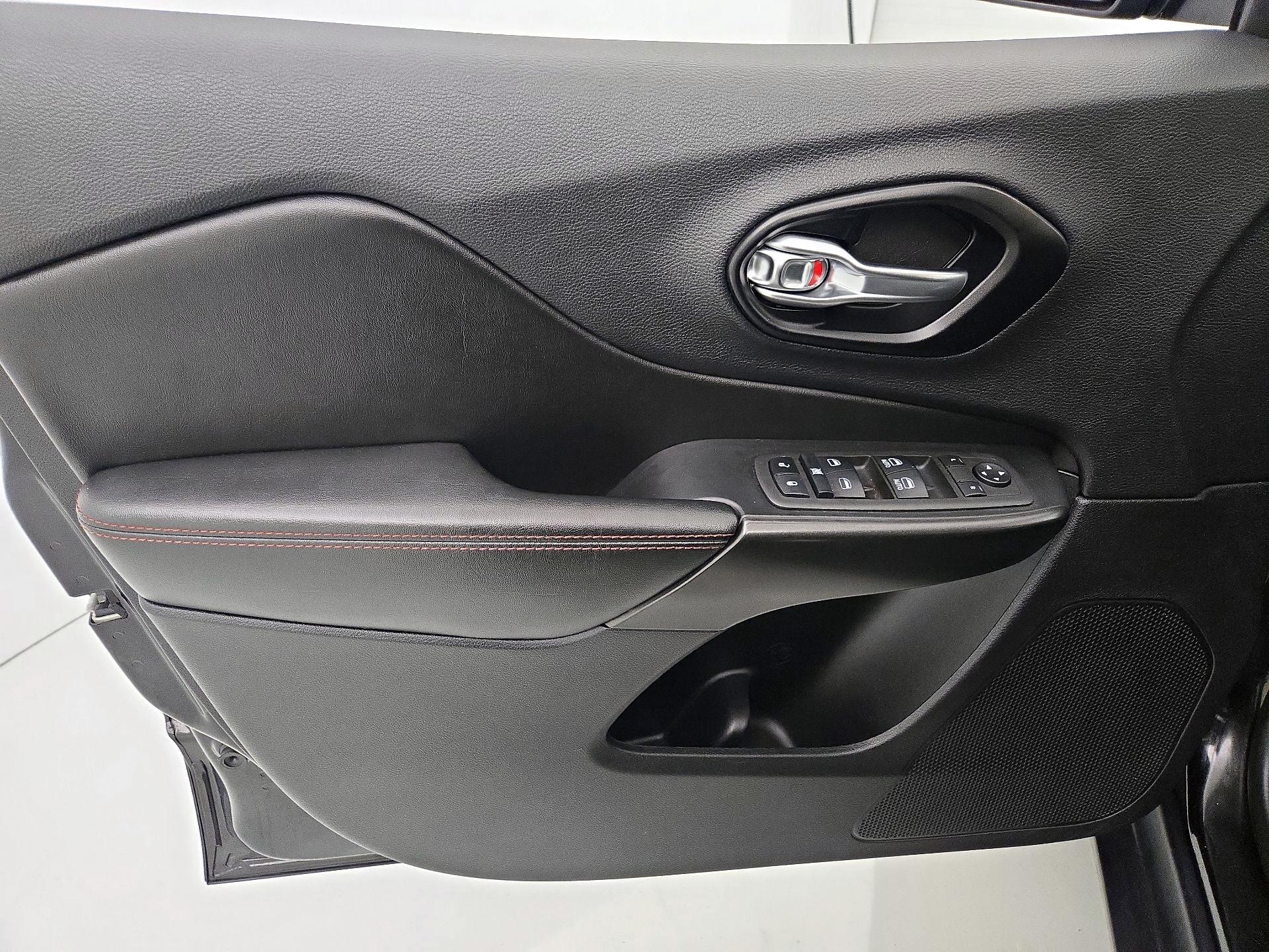 Thumbnail: 2022 Jeep Cherokee - 12