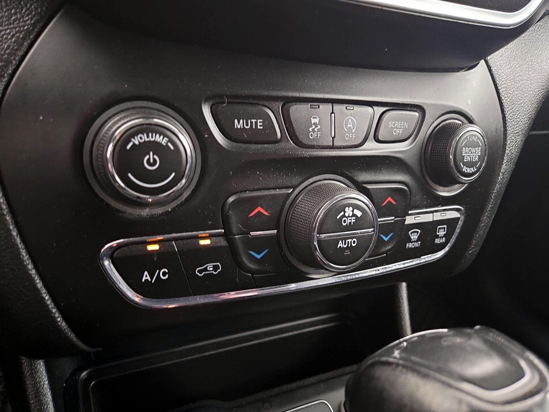 Thumbnail: 2022 Jeep Cherokee - 16