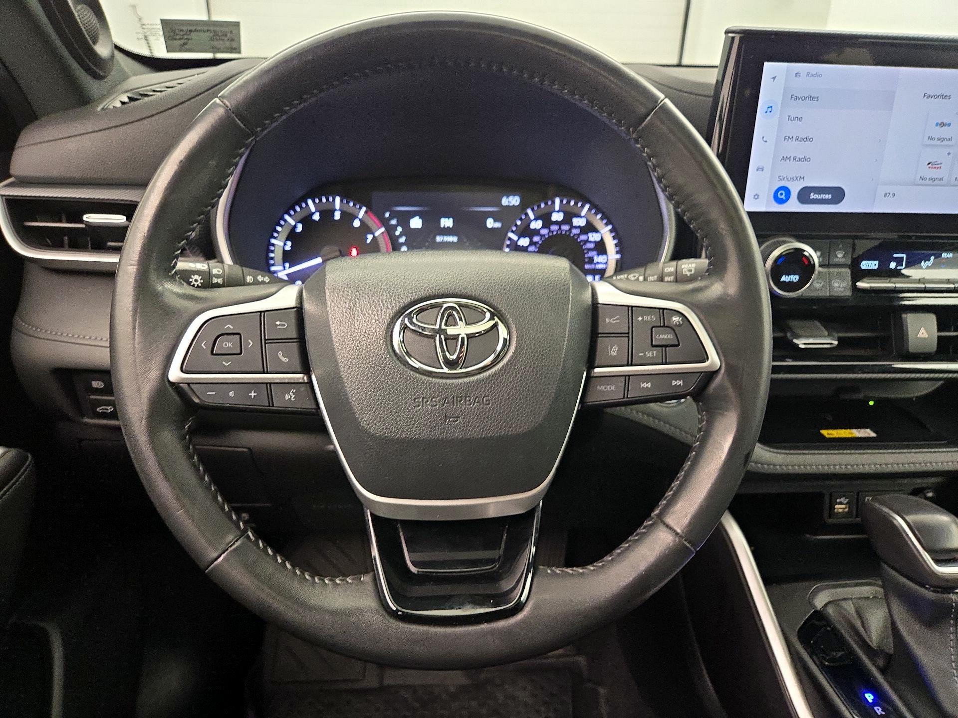 Thumbnail: 2023 Toyota Highlander - 10