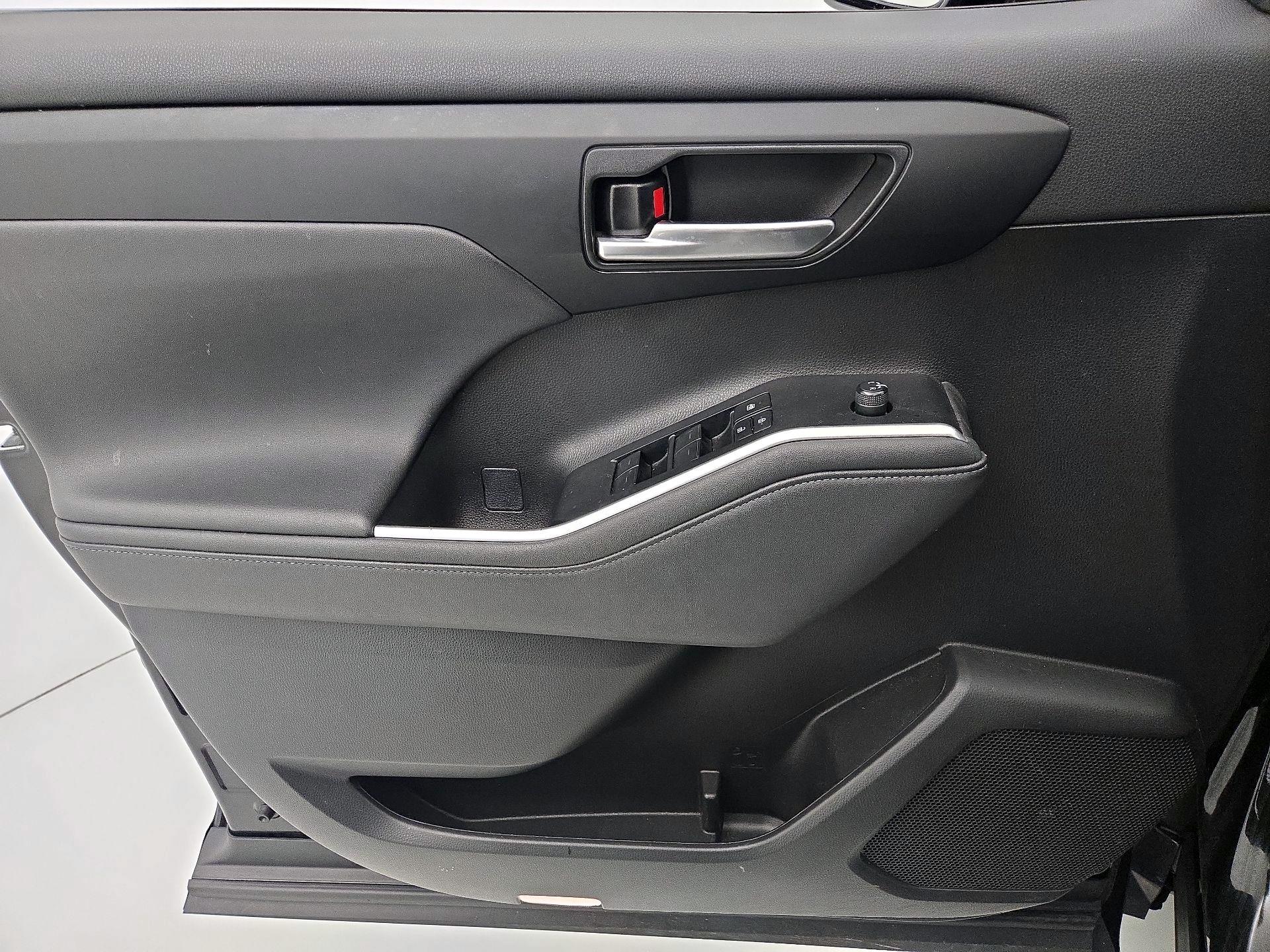 Thumbnail: 2023 Toyota Highlander - 12