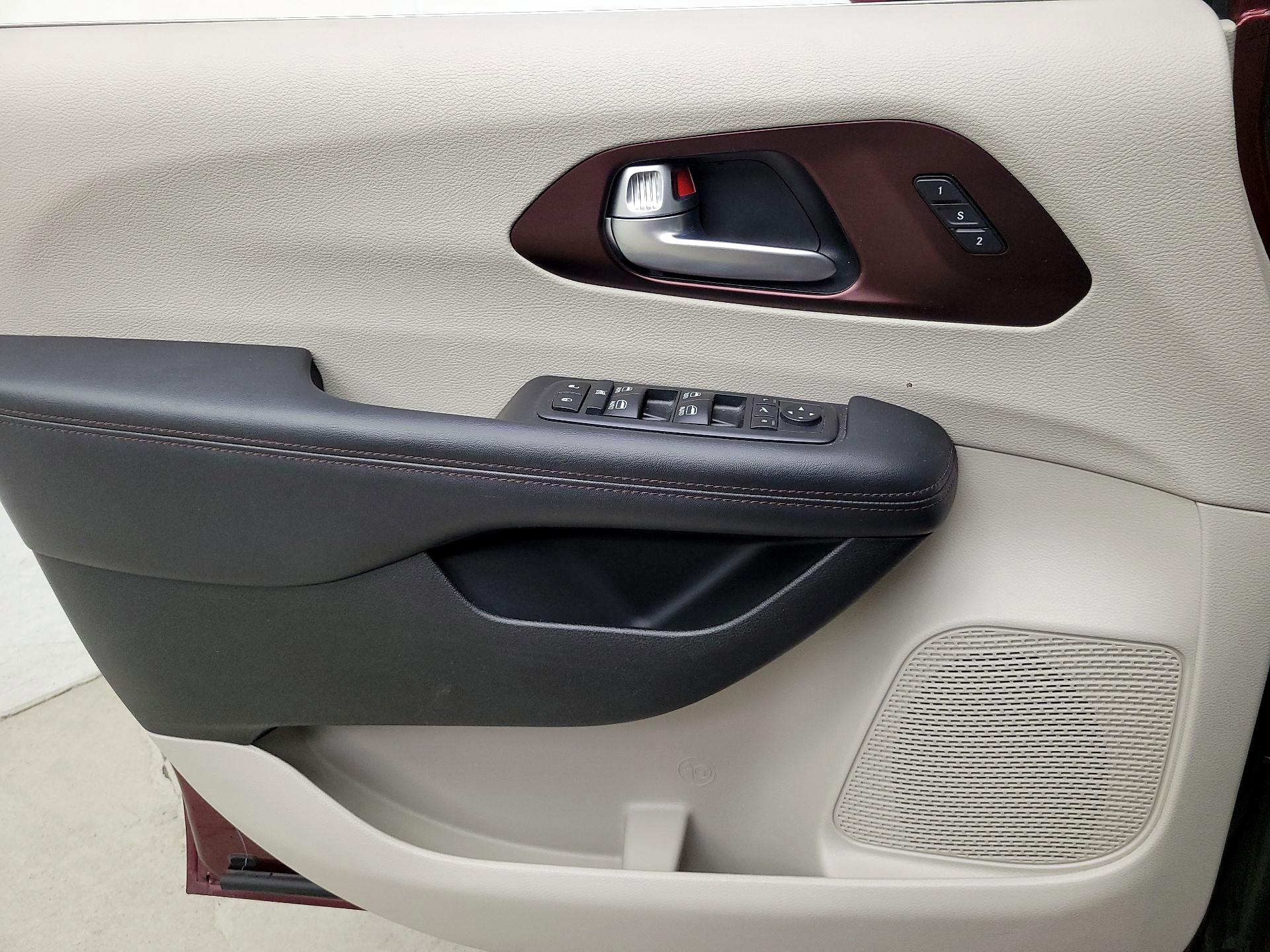 Thumbnail: 2018 Chrysler Pacifica - 12