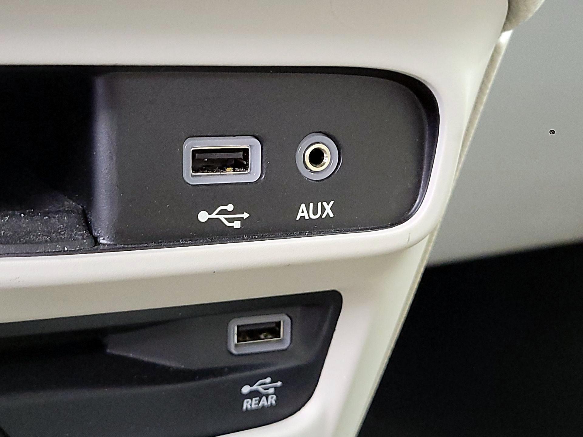 Thumbnail: 2018 Chrysler Pacifica - 19