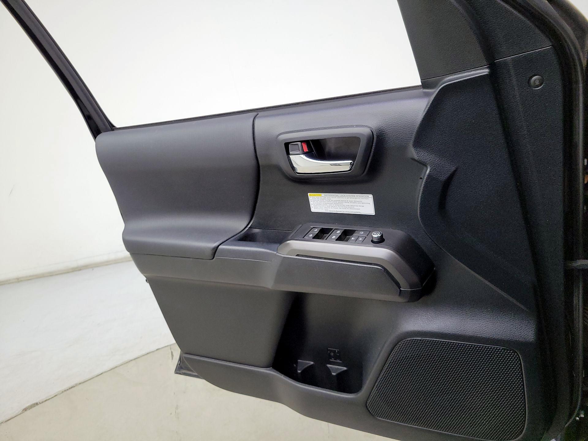 Thumbnail: 2016 Toyota Tacoma - 12