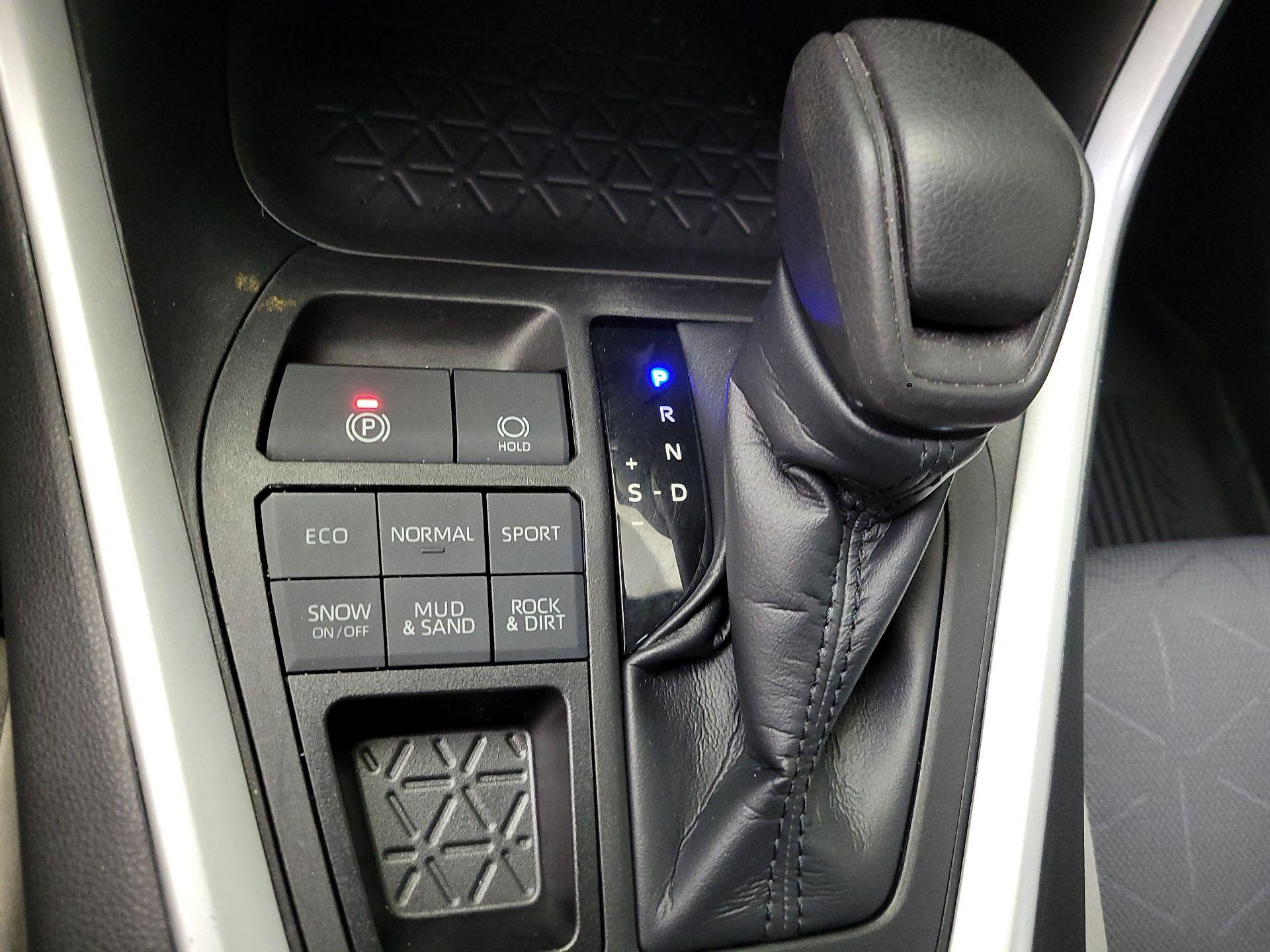 Thumbnail: 2021 Toyota RAV4 - 17