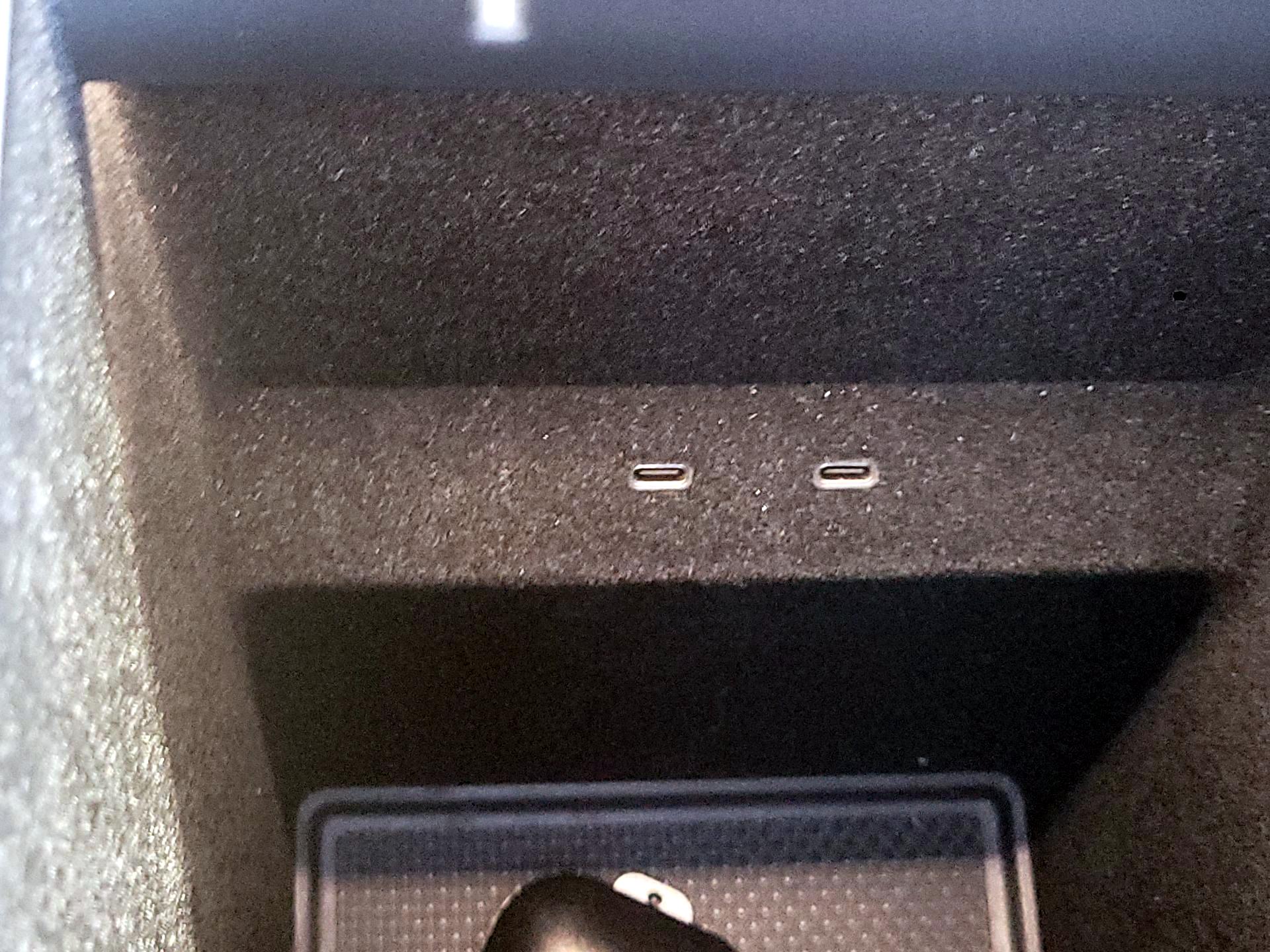 Thumbnail: 2023 Rivian R1S - 18