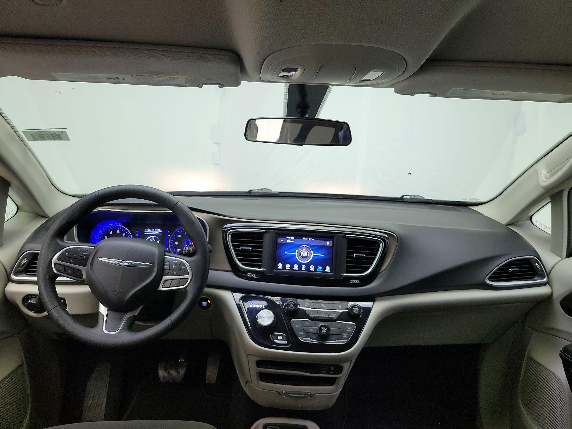 Thumbnail: 2020 Chrysler Voyager - 9