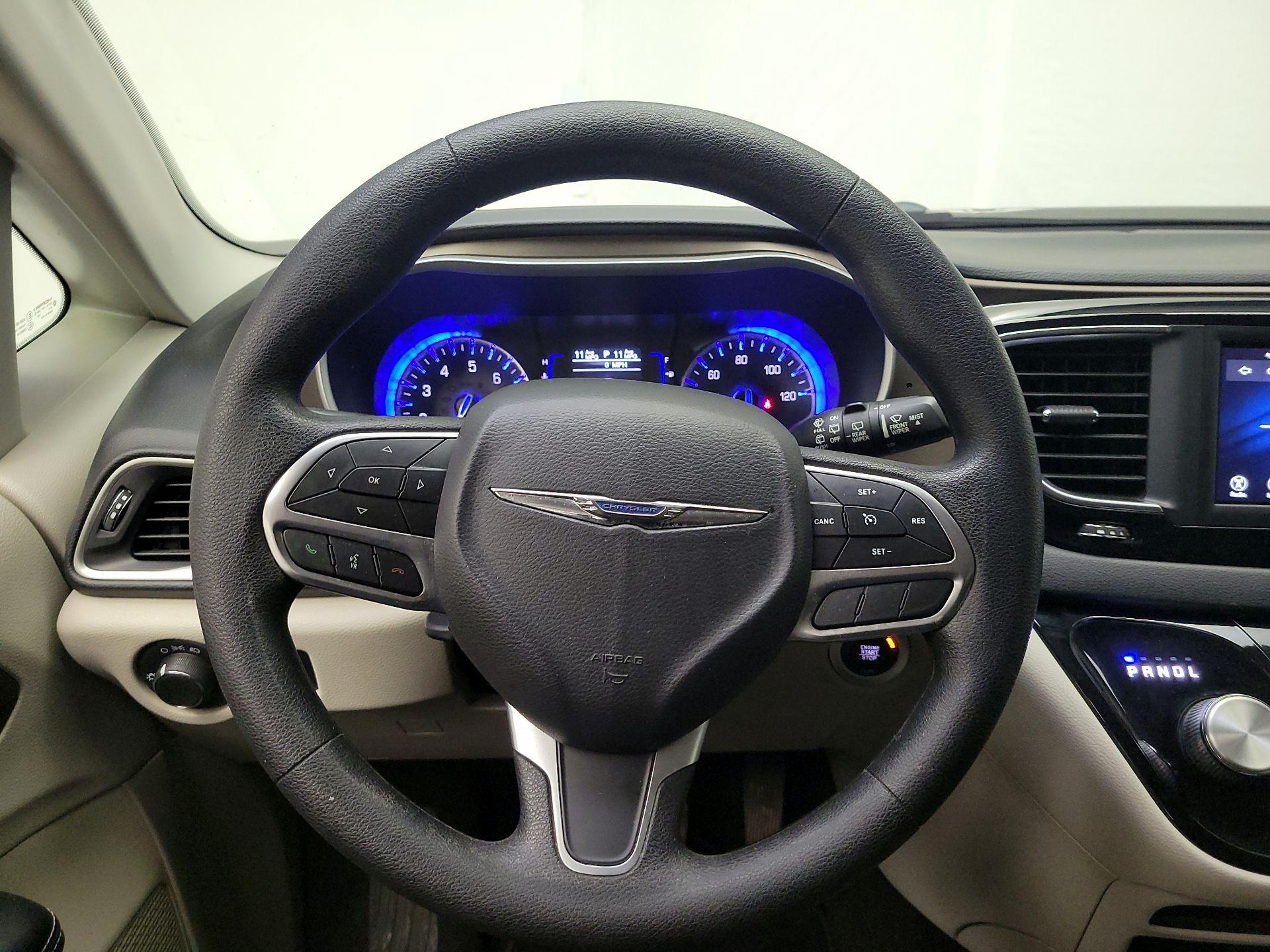 Thumbnail: 2020 Chrysler Voyager - 10