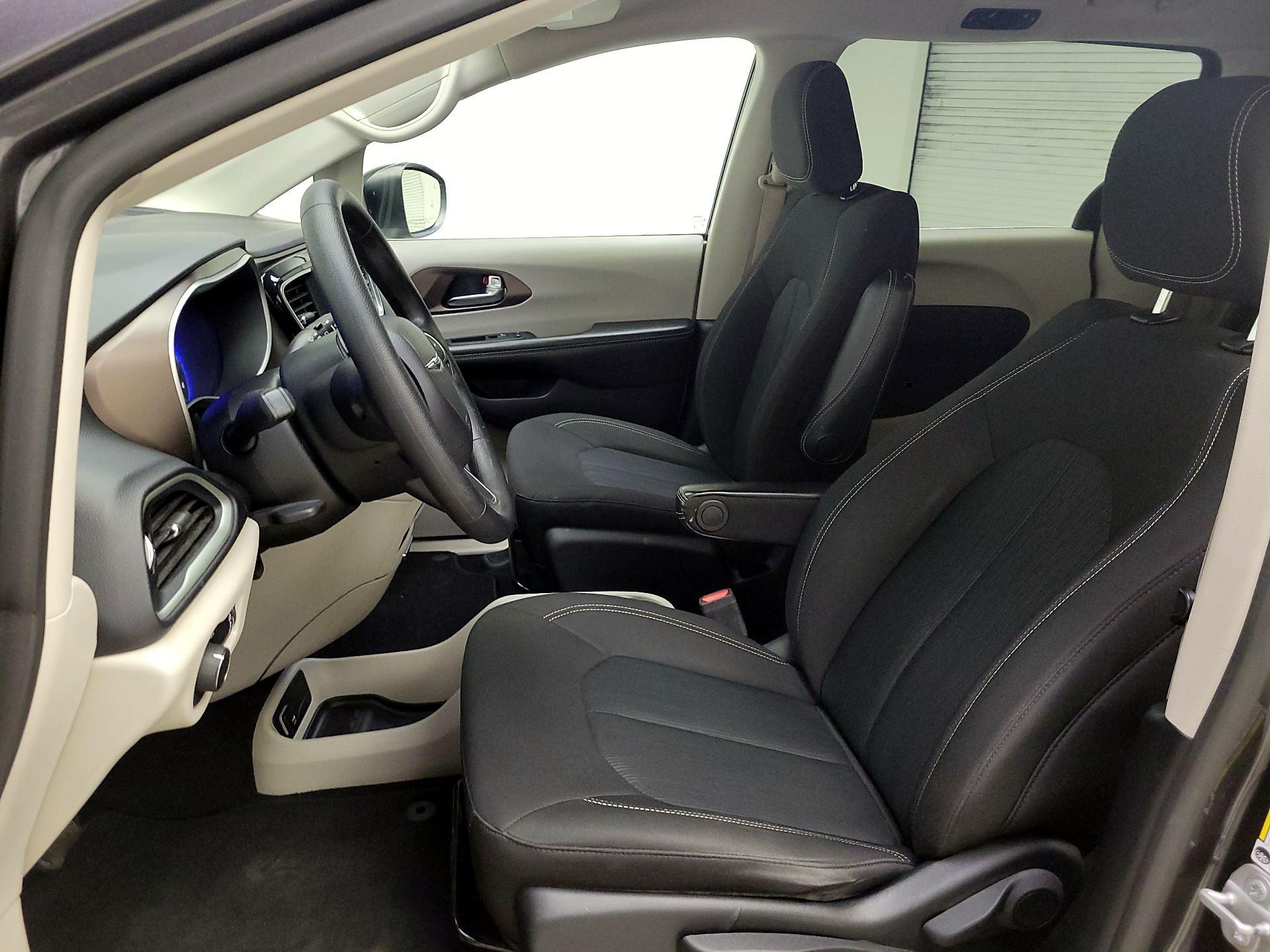 Thumbnail: 2020 Chrysler Voyager - 11