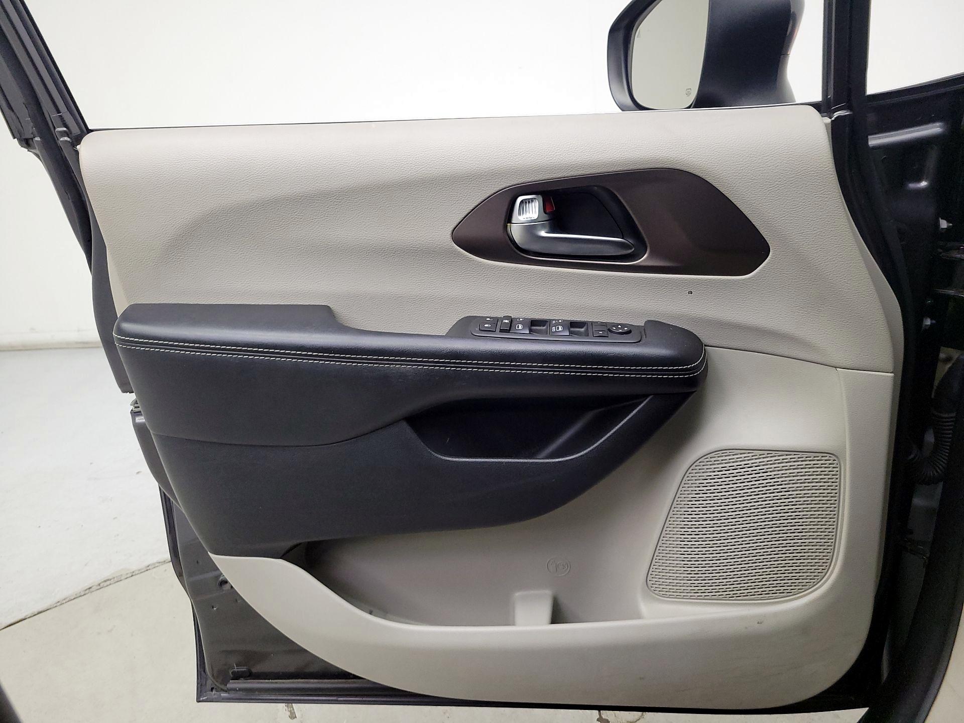 Thumbnail: 2020 Chrysler Voyager - 12