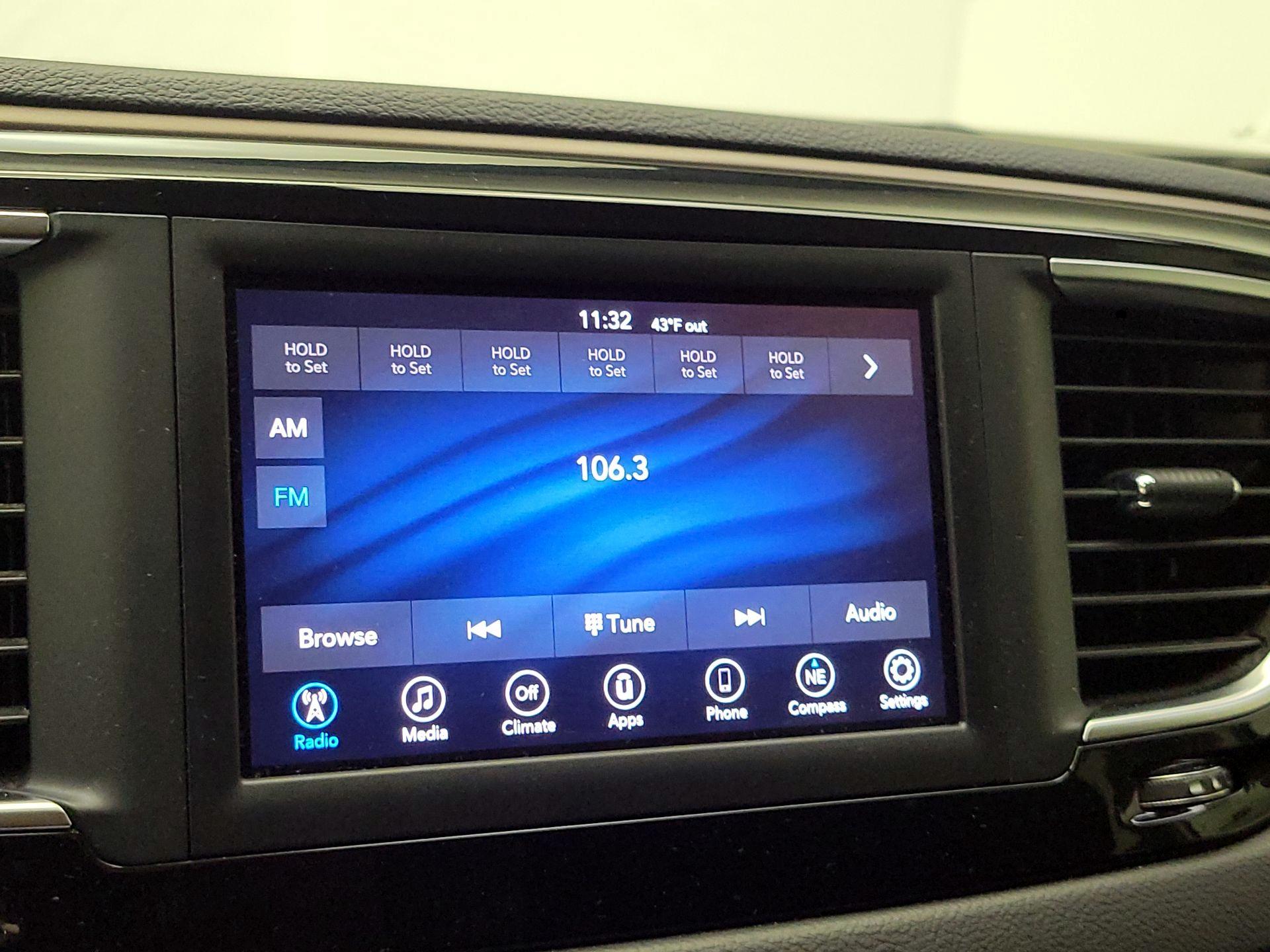 Thumbnail: 2020 Chrysler Voyager - 15