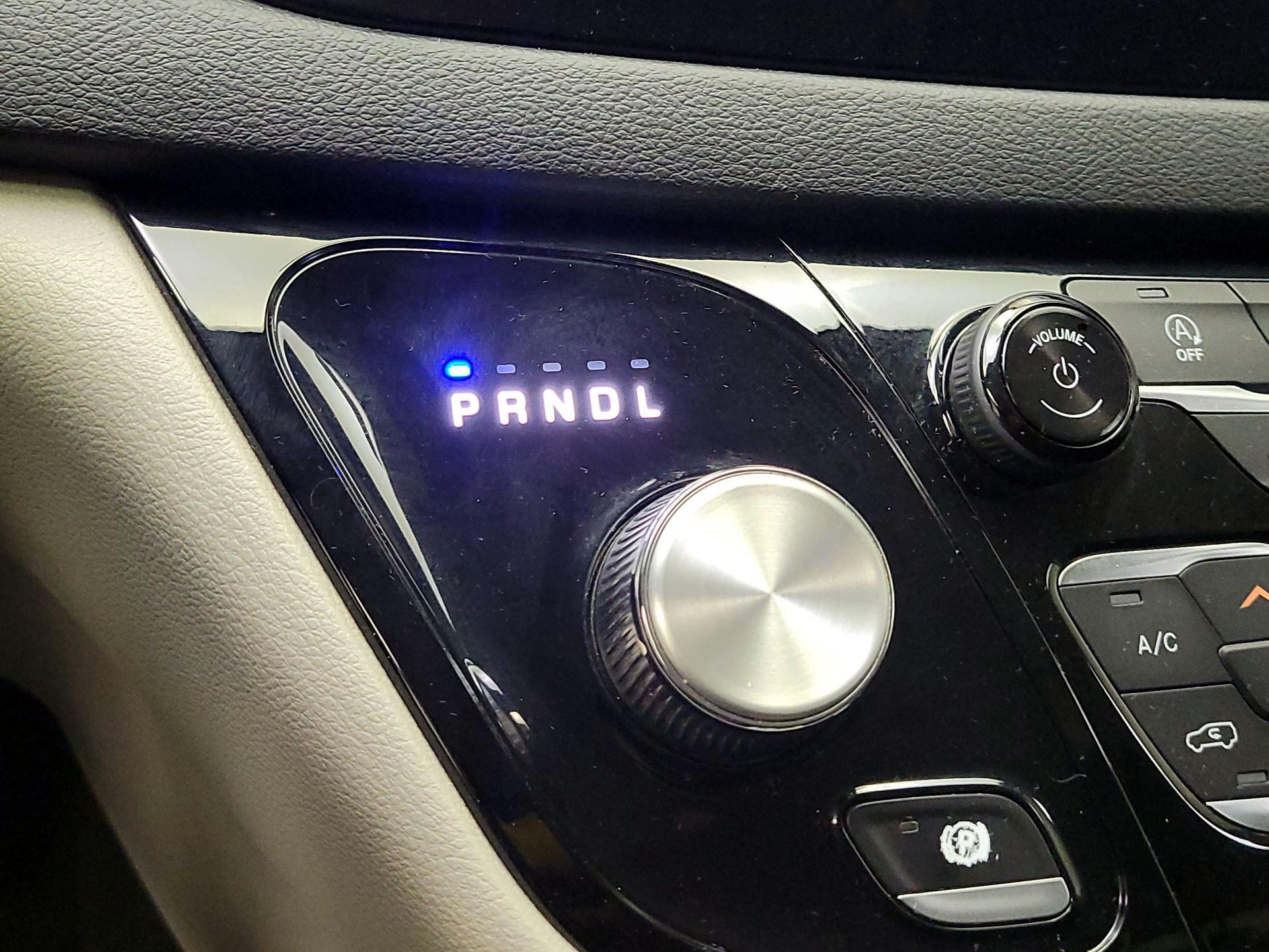 Thumbnail: 2020 Chrysler Voyager - 17