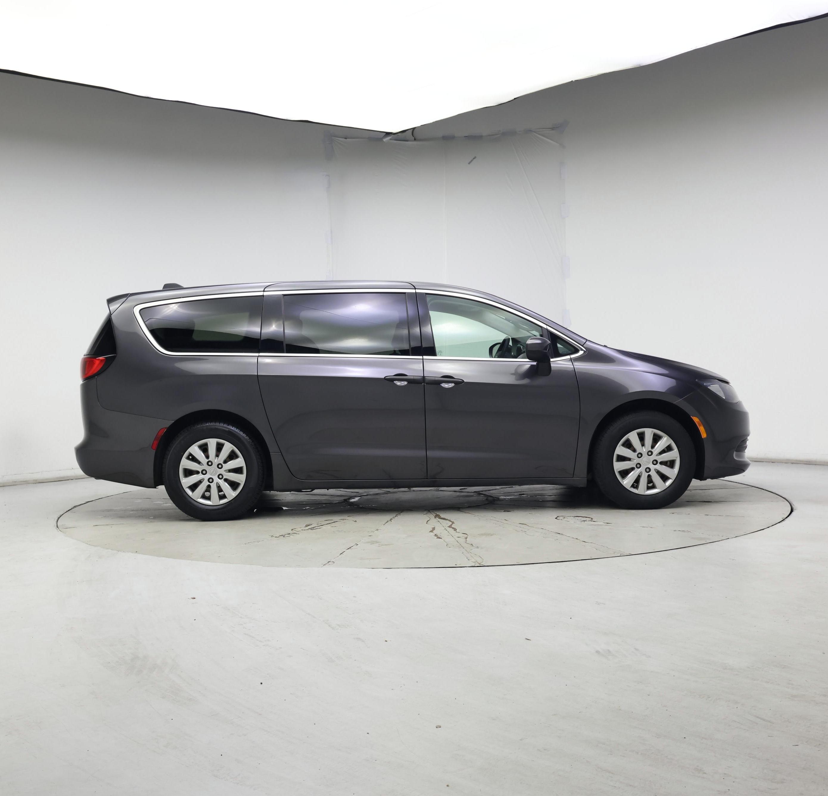 Thumbnail: 2020 Chrysler Voyager - 7