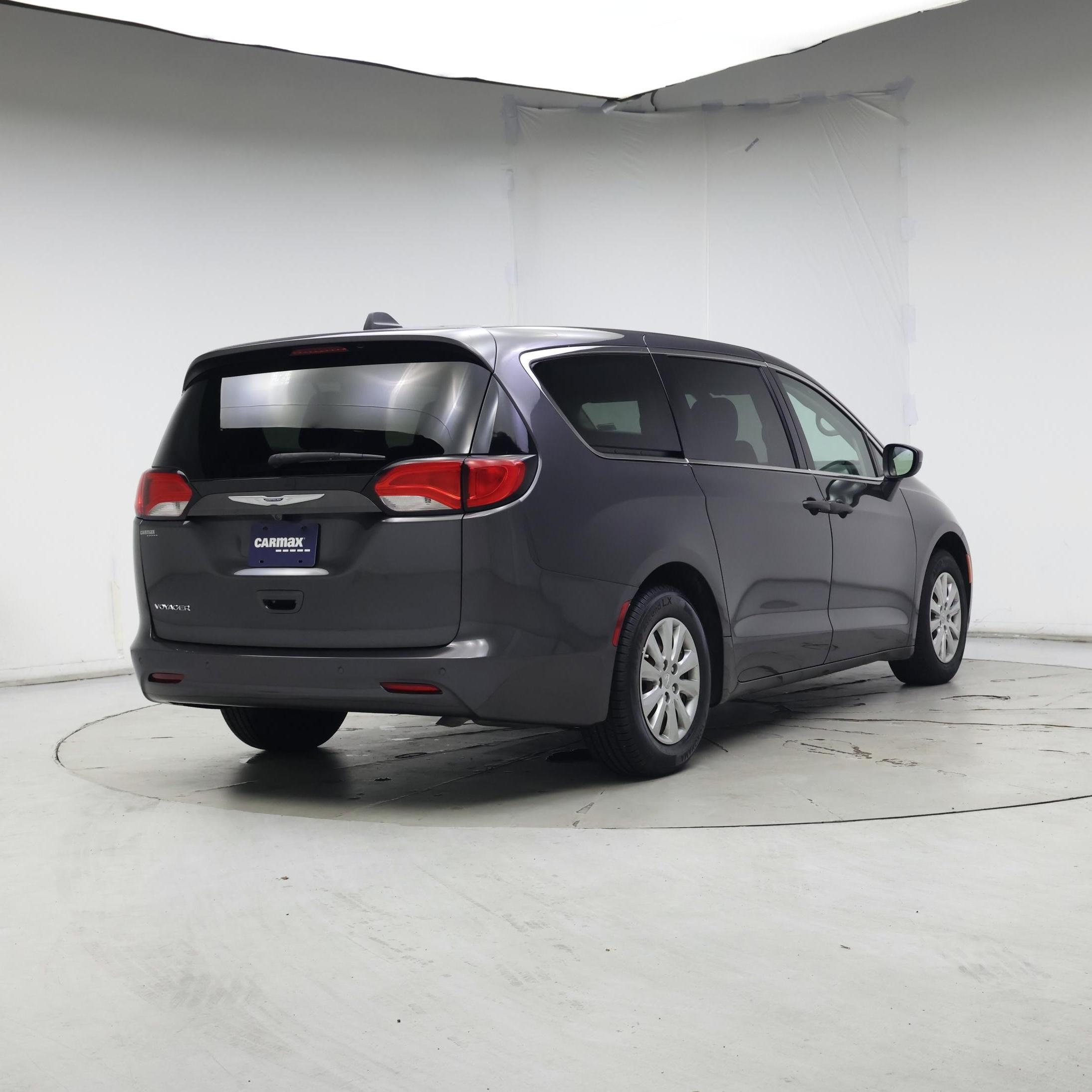 Thumbnail: 2020 Chrysler Voyager - 8