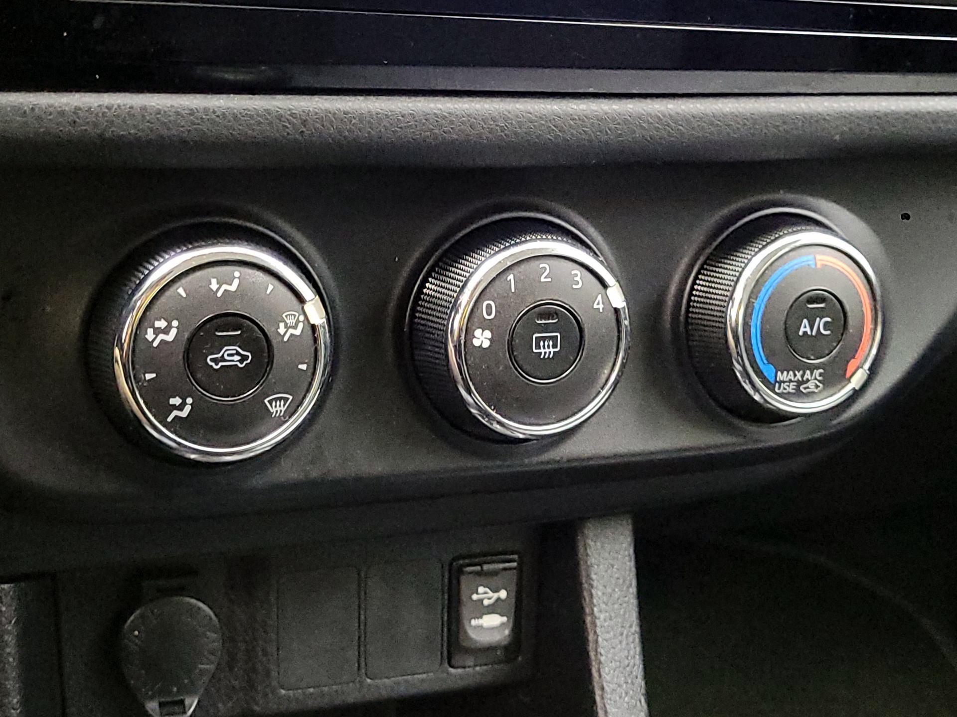 Thumbnail: 2014 Toyota Corolla - 15